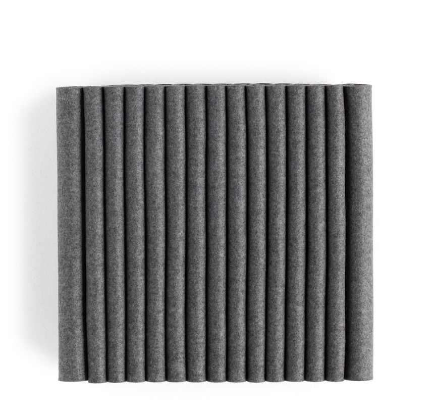 Graues Hey Sign Wandmodul "Welle" mit vertikalem Rippenmuster und Filzstruktur zur Schallabsorption und Wandgestaltung.