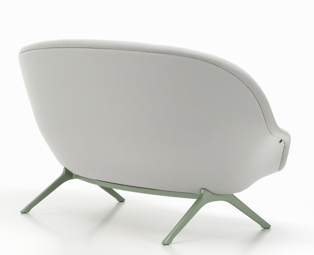 Rückansicht des Abalon Sofas von Vitra mit hellgrauem Bezug und grünem Fußgestell.