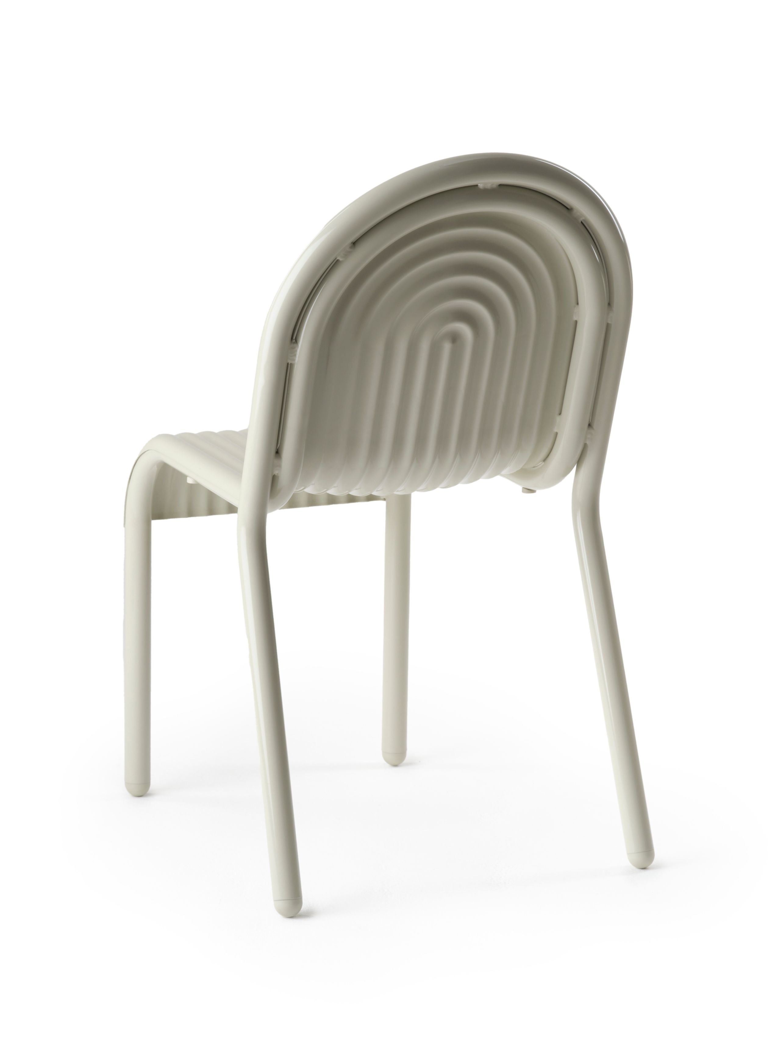 Groove Stuhl von Tom Dixon in Putty, Ansicht von hinten, Outdoor Möbel.