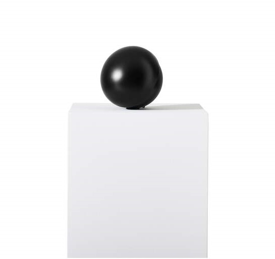 Nahaufnahme: Cassina Palpebra Tischleuchte, Aluminium, schwarze Kugel auf weißem Sockel, modernes Design.
