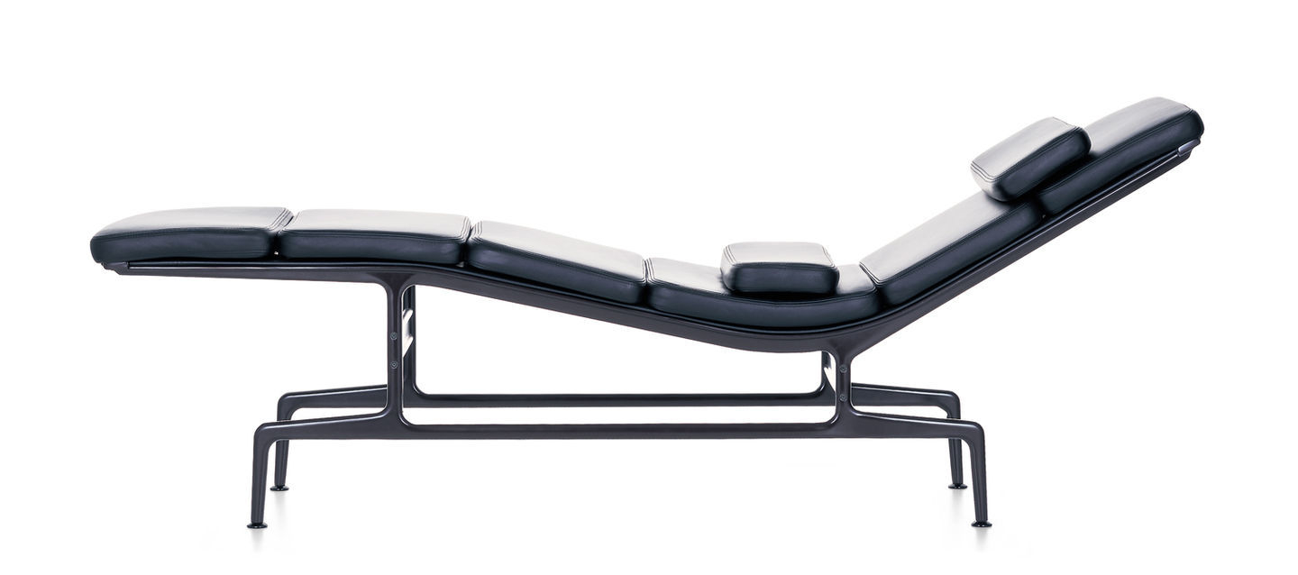Schwarze Soft Pad Chaise Liege ES 106 von Vitra, moderne Designliege mit Lederpolsterung und Kopfkissen.