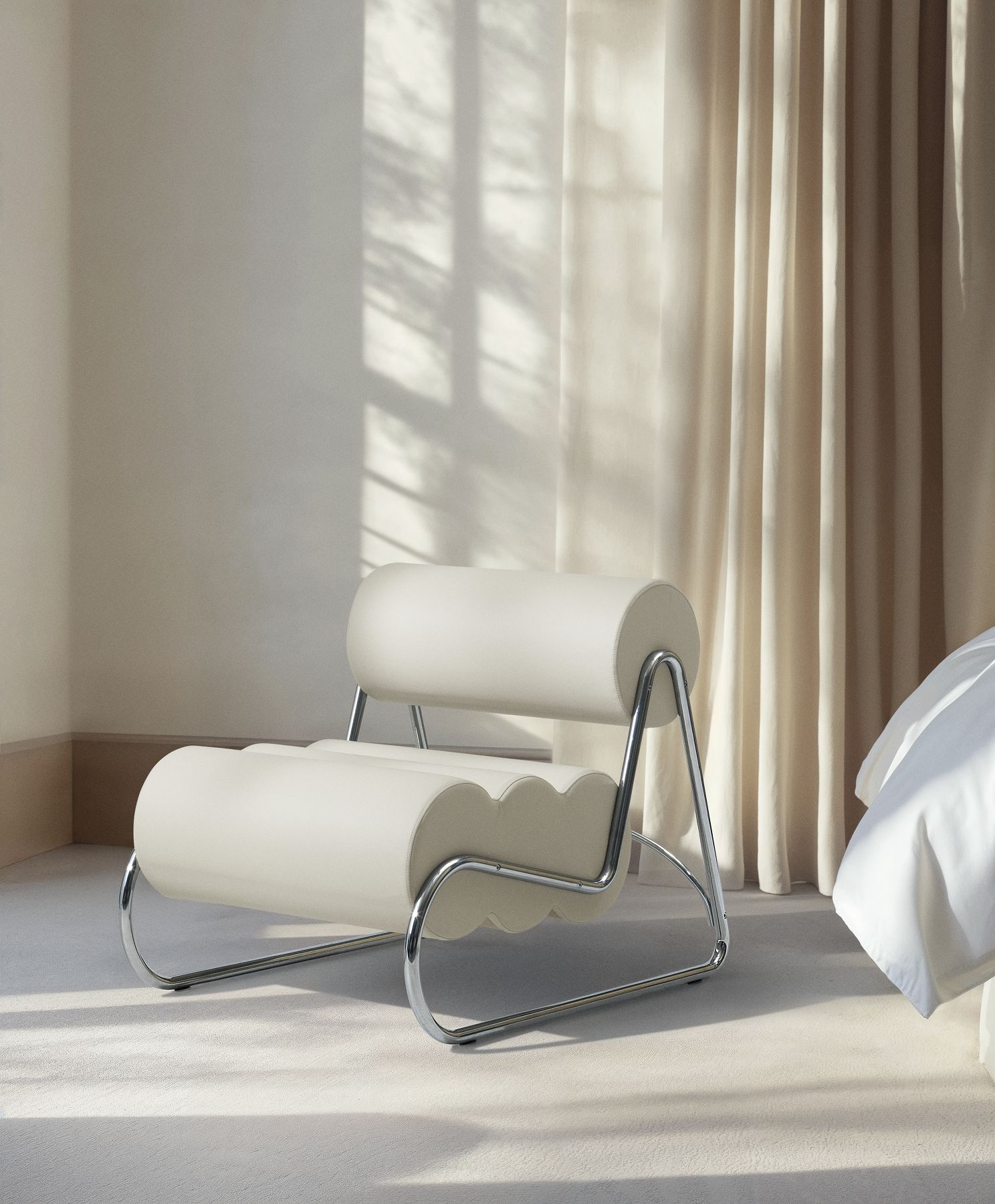 Moderner Fave Armchair Sessel von NORR11 mit cremefarbenen Polstern und verchromtem Stahlgestell im minimalistischen Wohnraum.