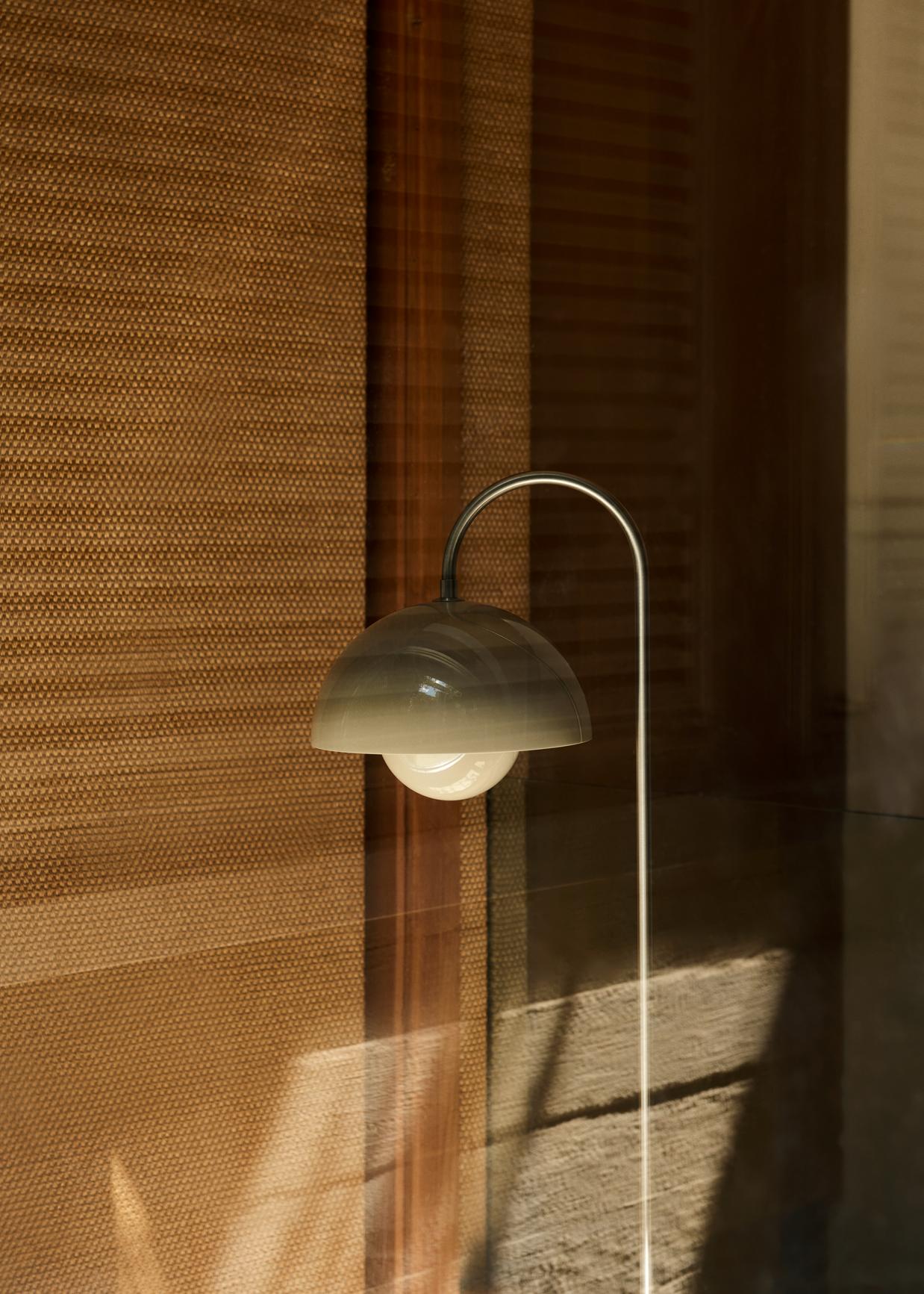 Flowerpot VP12 Stehleuchte von AndTradition, moderne Bodenlampe mit grauem Lampenschirm und minimalistischem Design.