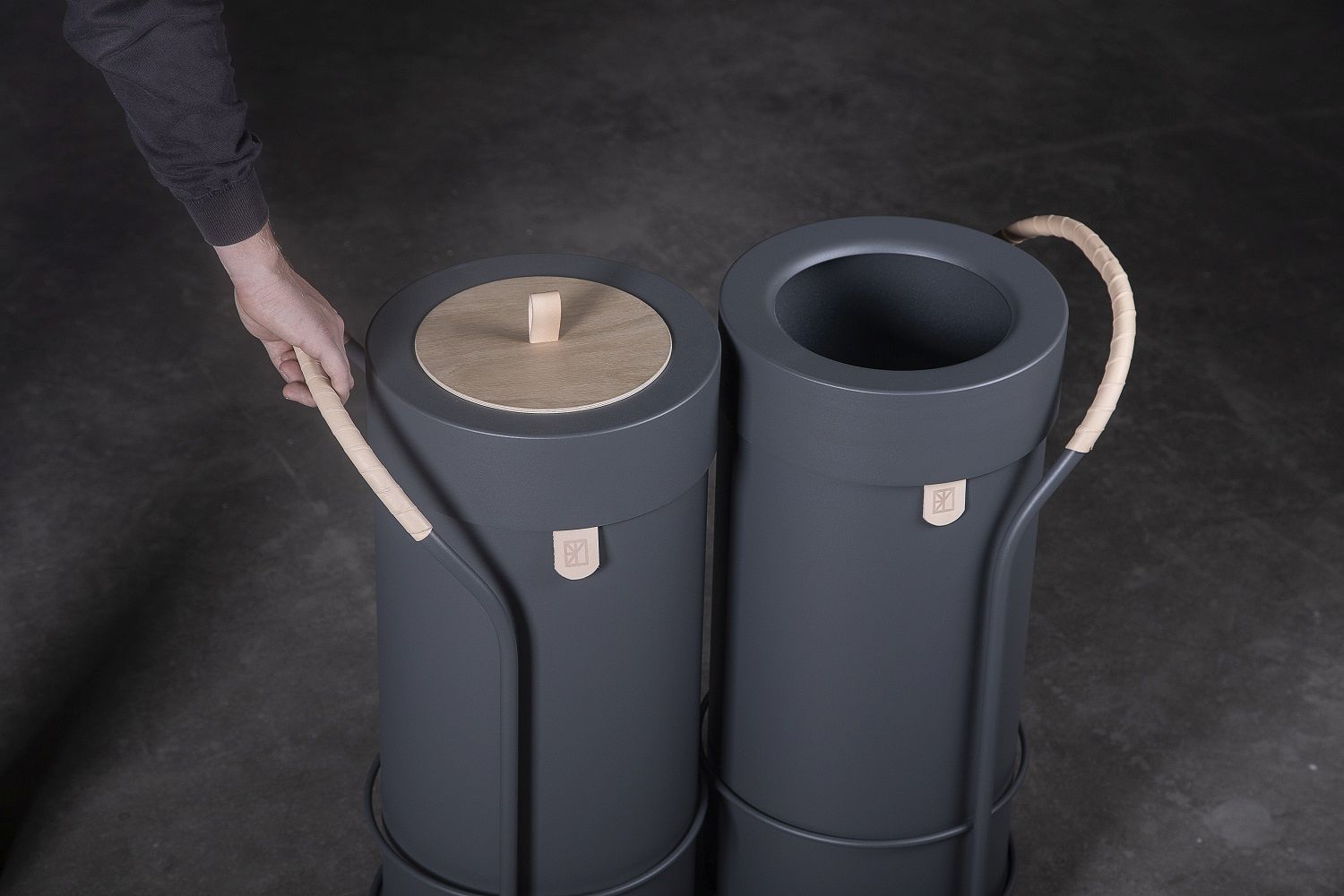 Bin There Mülleimer zur Mülltrennung von Mizetto, graue Abfallbehälter mit Deckel und Griff.