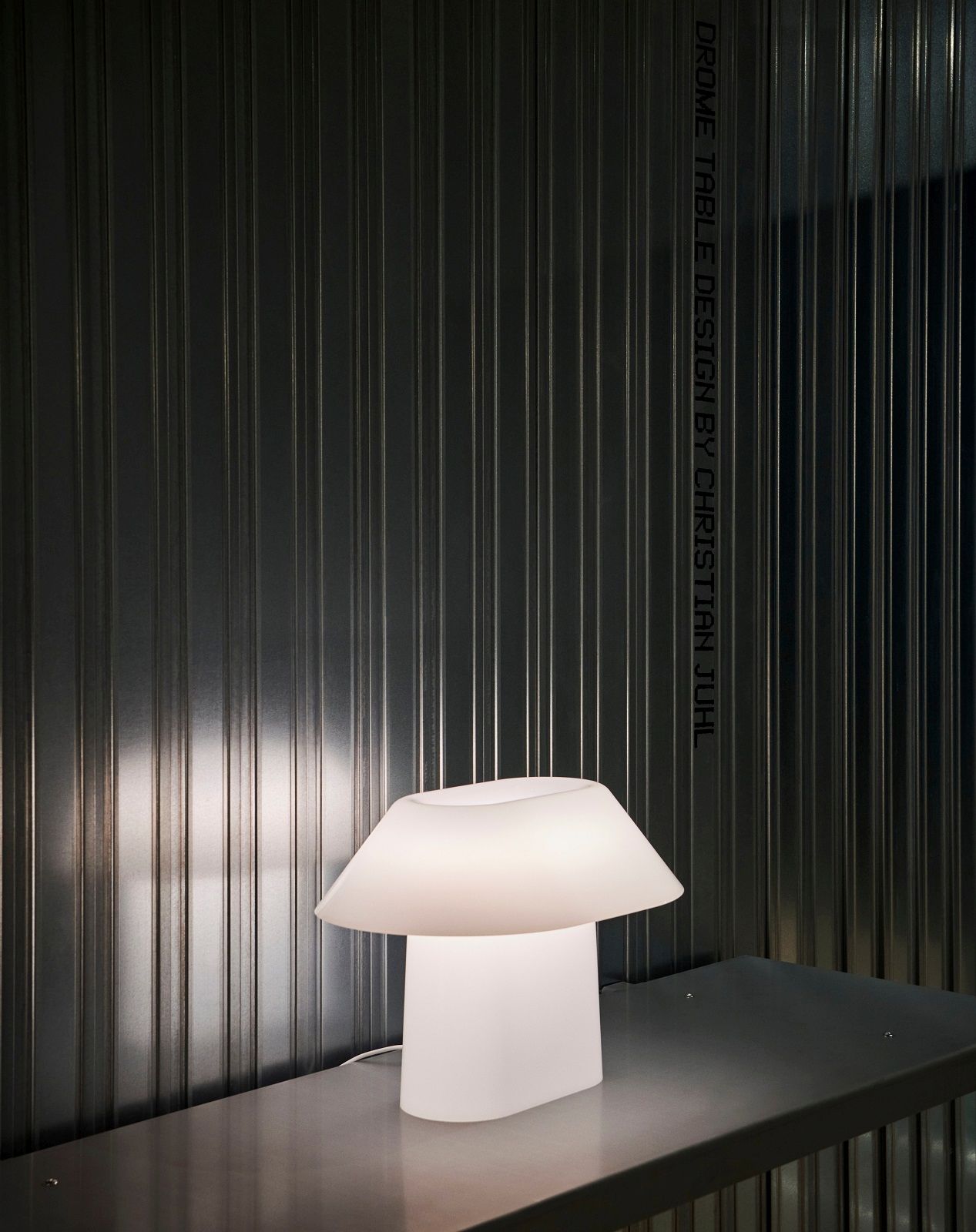 Nahaufnahme der weißen Drome Tischleuchte von Hay, modernes Design für Wohnzimmer und Schlafzimmer.