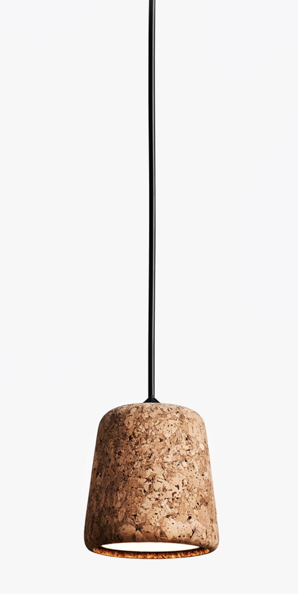 Material Pendant Pendelleuchte aus Kork von New Works in Natur und Weiß. Korklampe.