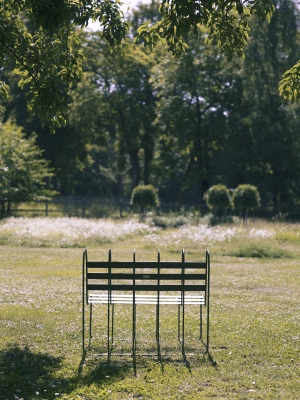 Gardener's Sofa von Design House Stockholm im Garten, minimalistische Outdoor Bank aus Metall.