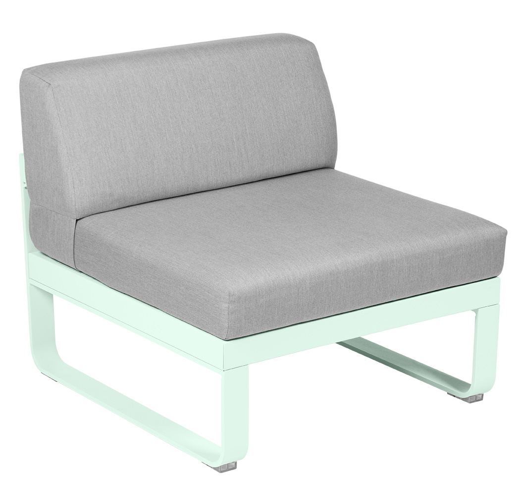 Bellevie Fermob Outdoor Sofa Mitte Modul 1-Sitzer in Hellblau mit grauem Sitzkissen.