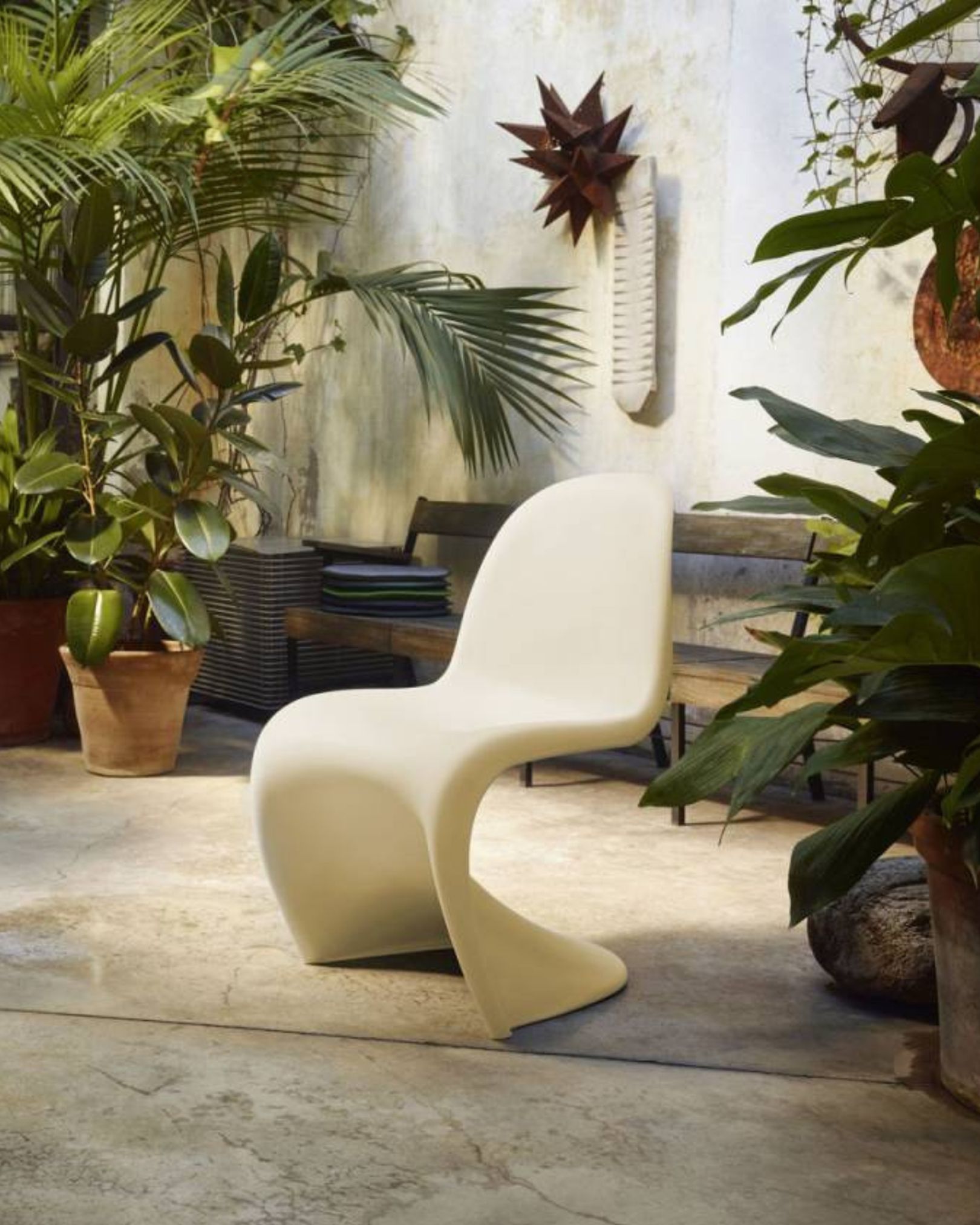 Beige Panton Chair Designklassiker im Garten, moderner Kunststoffstuhl für Innen- und Außenbereich.