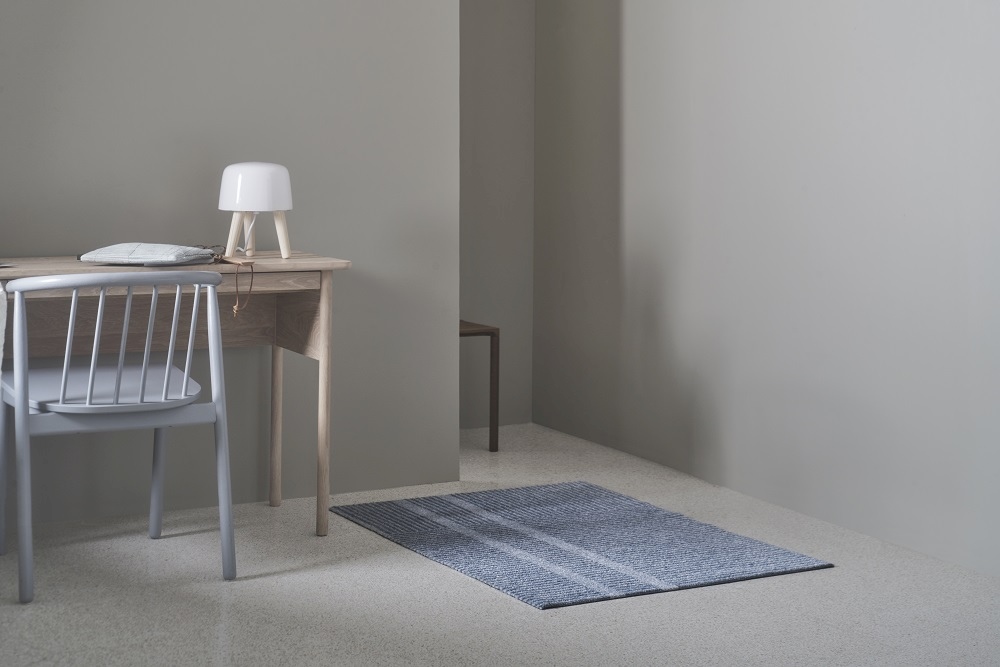 Løype Heymat Fußmatte in Breezy Beige vor grauem Hintergrund, ideal für Innen- und Außenbereich.