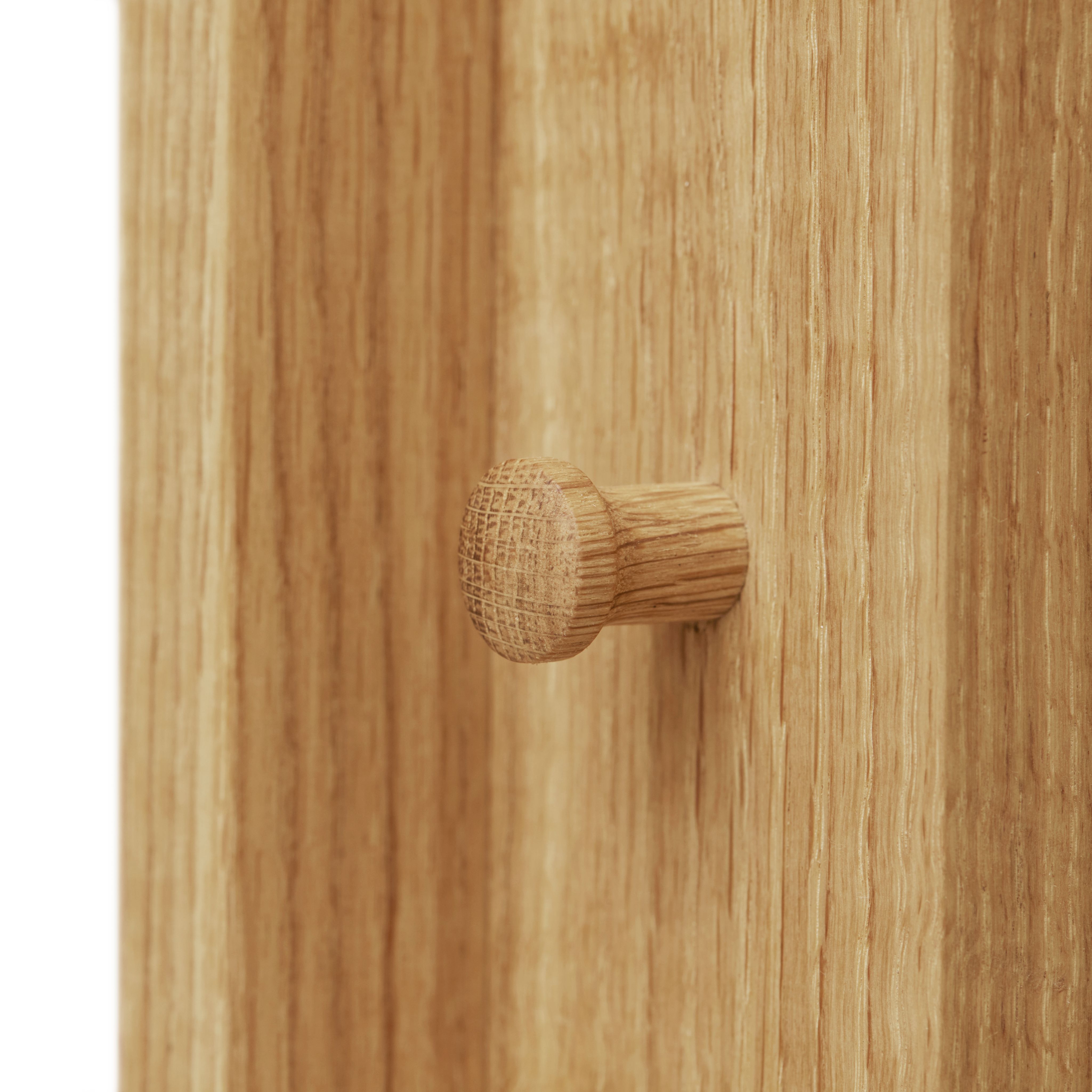 Detailaufnahme des Form & Refine Foyer Garderobenständers aus Eiche mit Holzhaken.