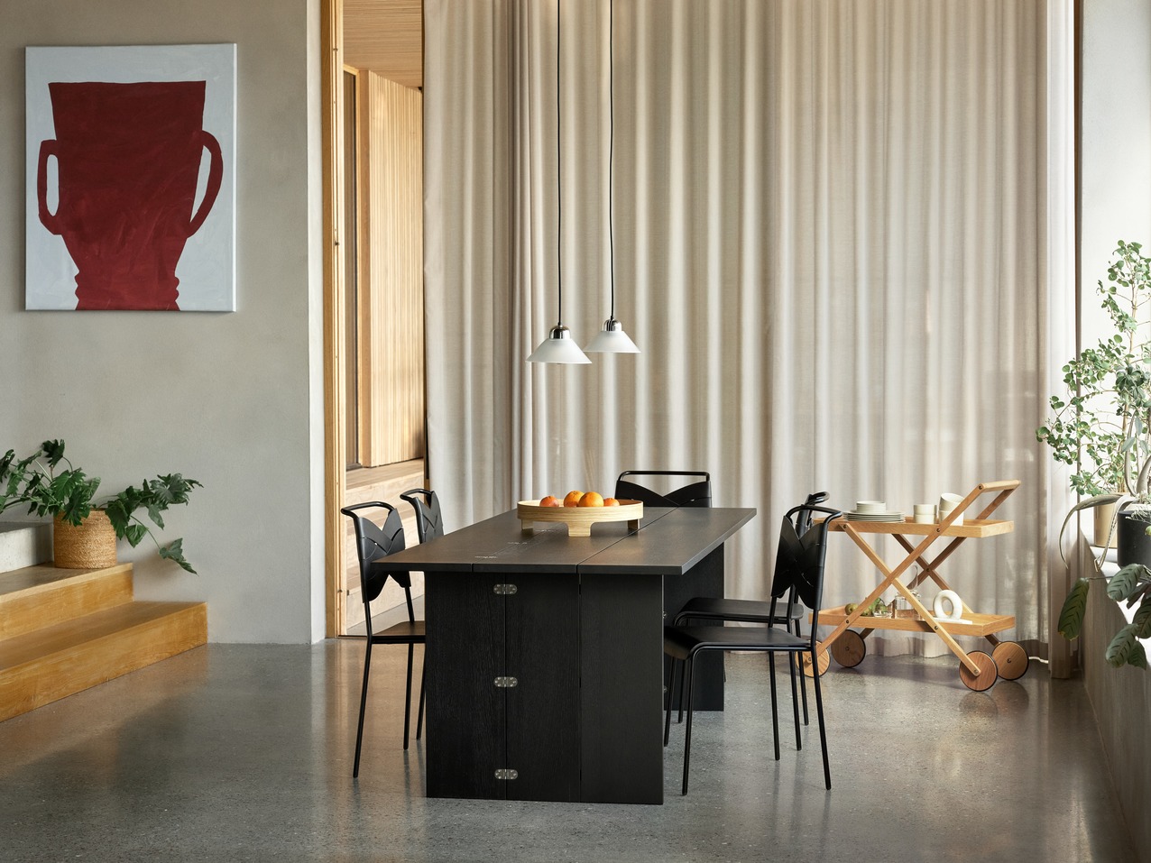 Design House Stockholm Flip Table Klapptisch in dunklem Holz mit Stühlen in modernem Interieur.