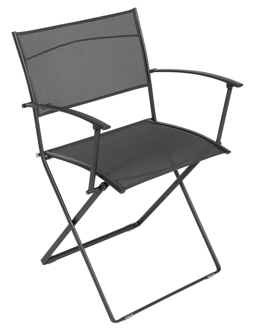 Schwarzer Fermob Plein Air Stuhl für den Außenbereich, klappbar, mit Armlehnen und filigranem Design.
