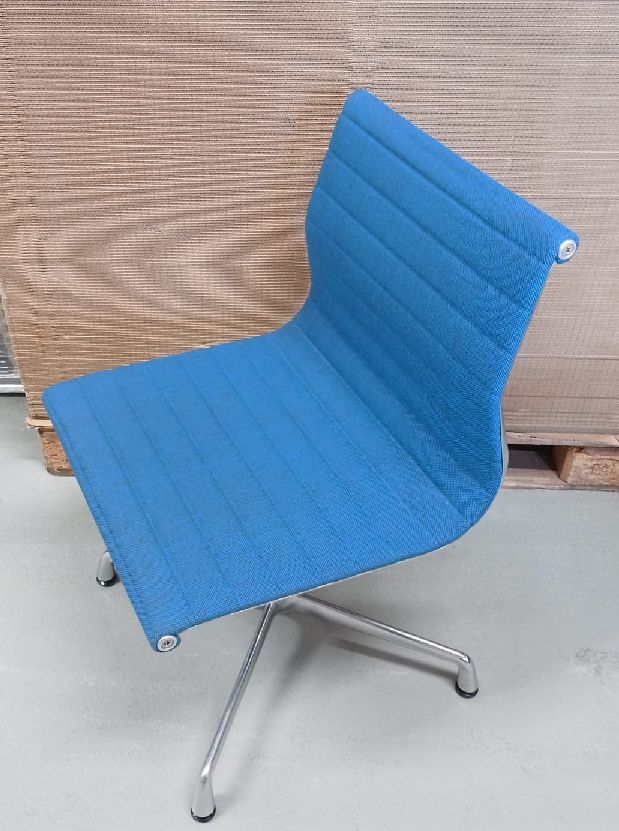 Aluminium stoel EA 101 / EA101 Stoel BLAUW/MOORBRUIN Vitra TENTOONSTELLINGSSTUK / TWEEDEHANDSMEUBEL