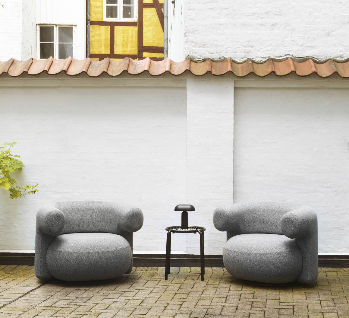 Zwei graue Burra Lounge Sessel von Normann Copenhagen mit kleinem Tisch im Außenbereich.
