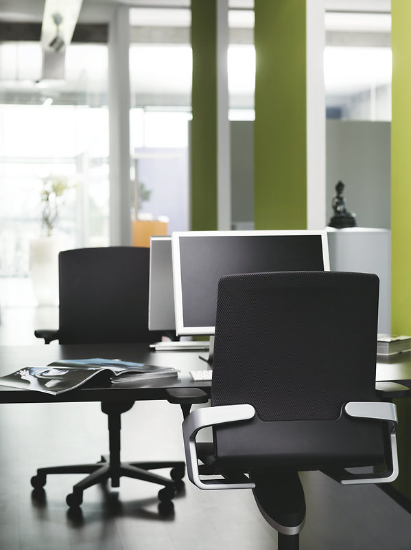 ON Drehstuhl von Wilkhahn mit mittelhoher Rückenlehne in Schwarz, Büromöbel für ergonomisches Sitzen.