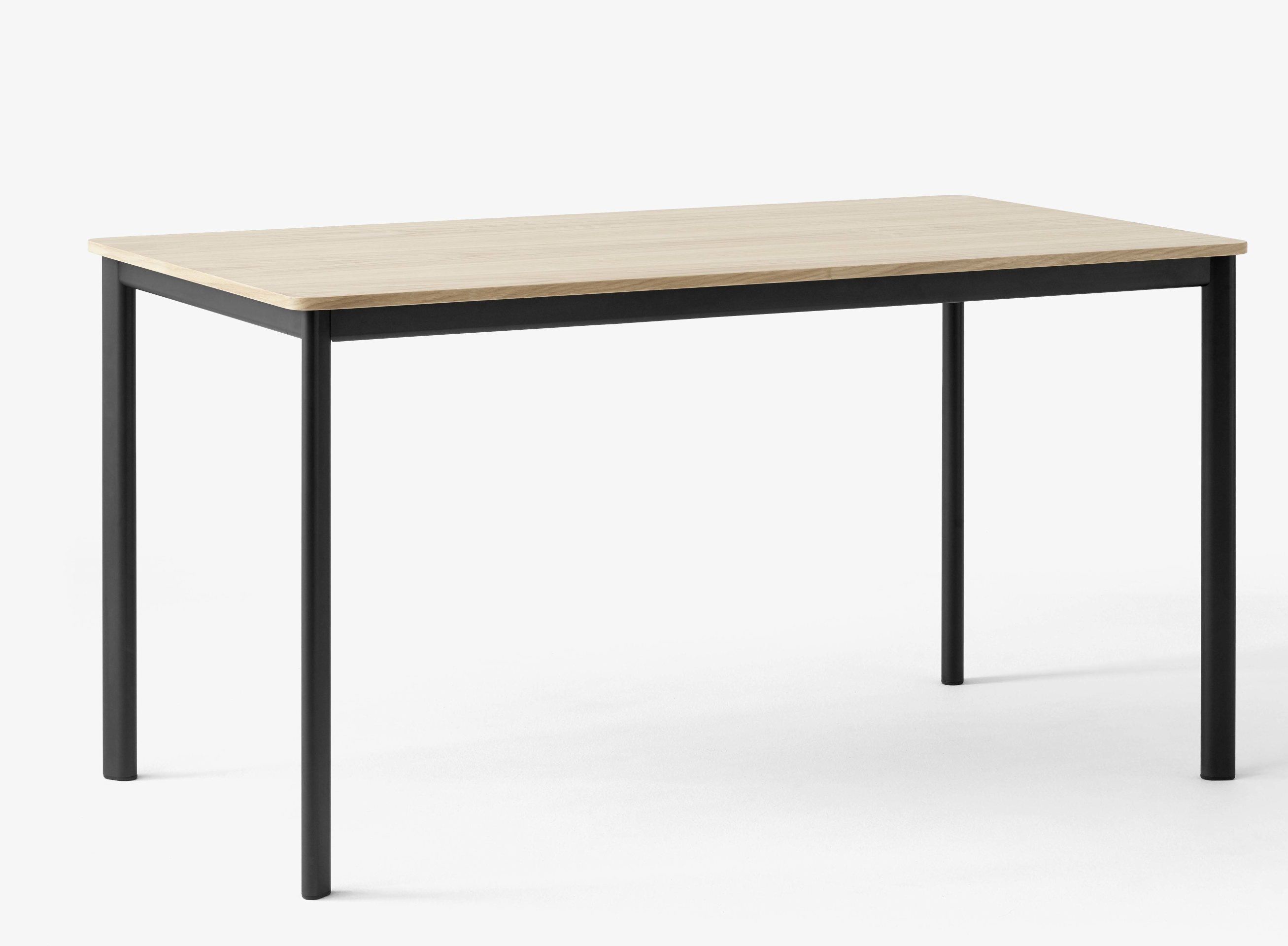 AndTradition Drip Table mit heller Holzplatte und schwarzem Metallgestell, rechteckiger Esstisch.