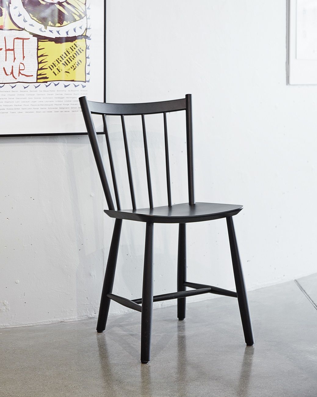 Schwarzer J41 Stuhl von Hay, klassisches Design mit vertikalen Streben, minimalistisch und modern für Esszimmer und Wohnbereich.