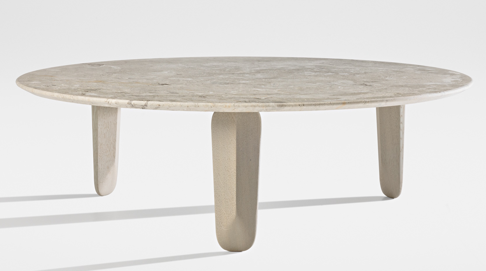 Kuyu Marble Couchtisch: Runder Marmortisch mit drei Beinen auf weißem Hintergrund.