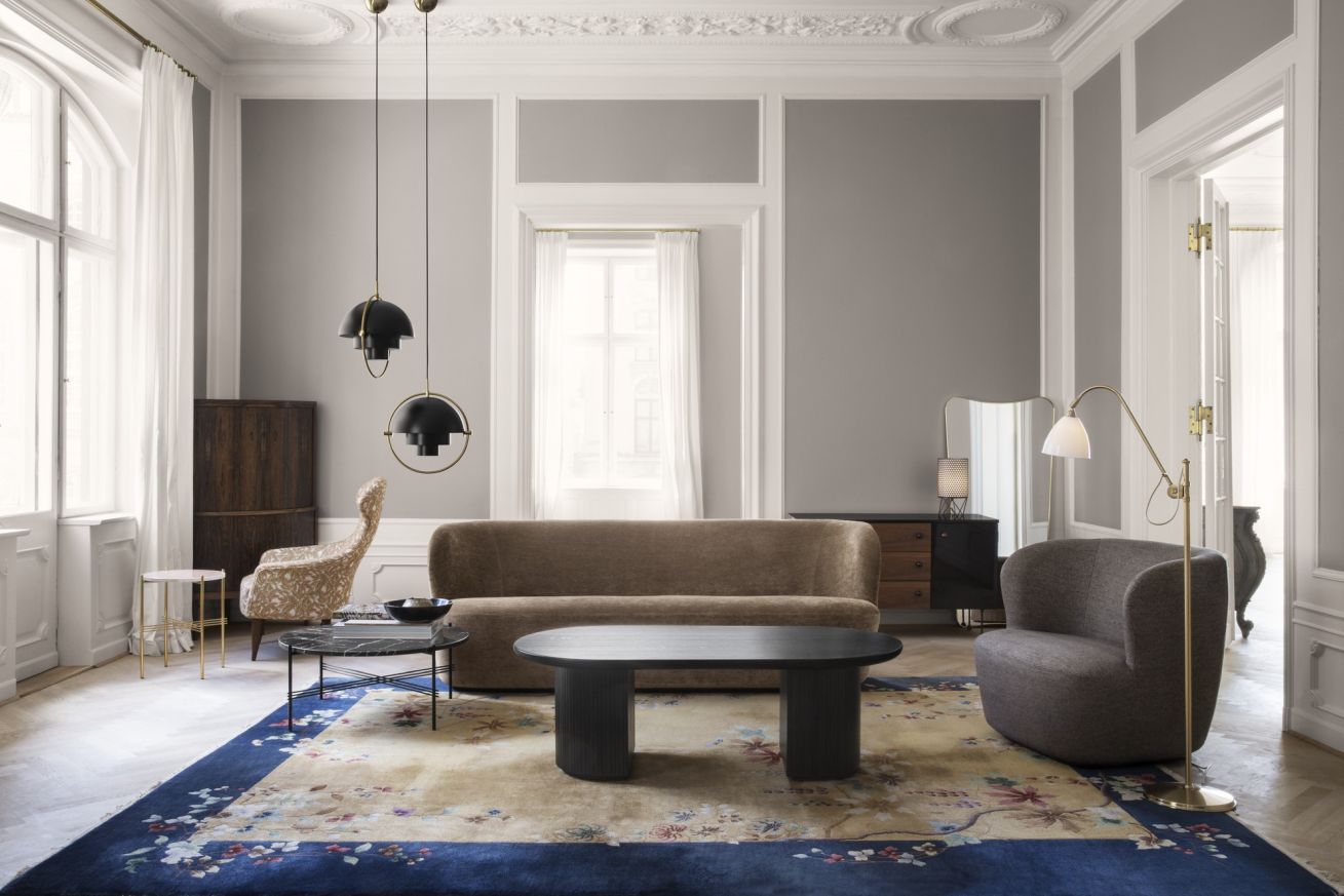 Bestlite BL3 Stehleuchte in Bone China und Chrom im eleganten Wohnzimmer-Ambiente von Gubi.