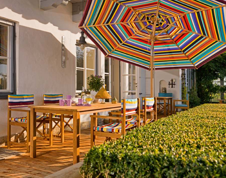 Weishäupl Cabin Sessel: Kirschroter Holzstuhl mit farbenfrohen Streifen für Garten oder Terrasse.