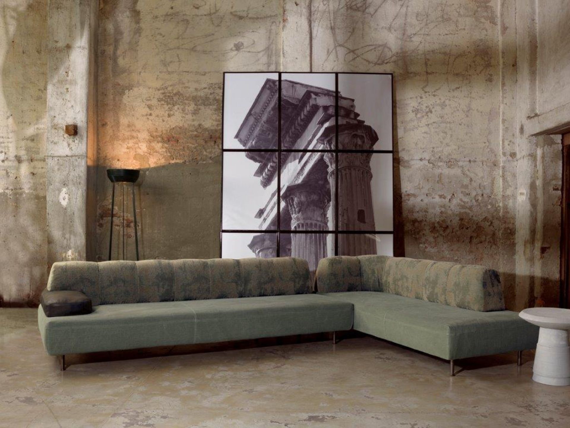 Grüne Eckcouch mit Stoffbezug im Loft-Stil, kombiniert mit Beistelltisch und Wandbild. Moderne Wohnzimmermöbel.