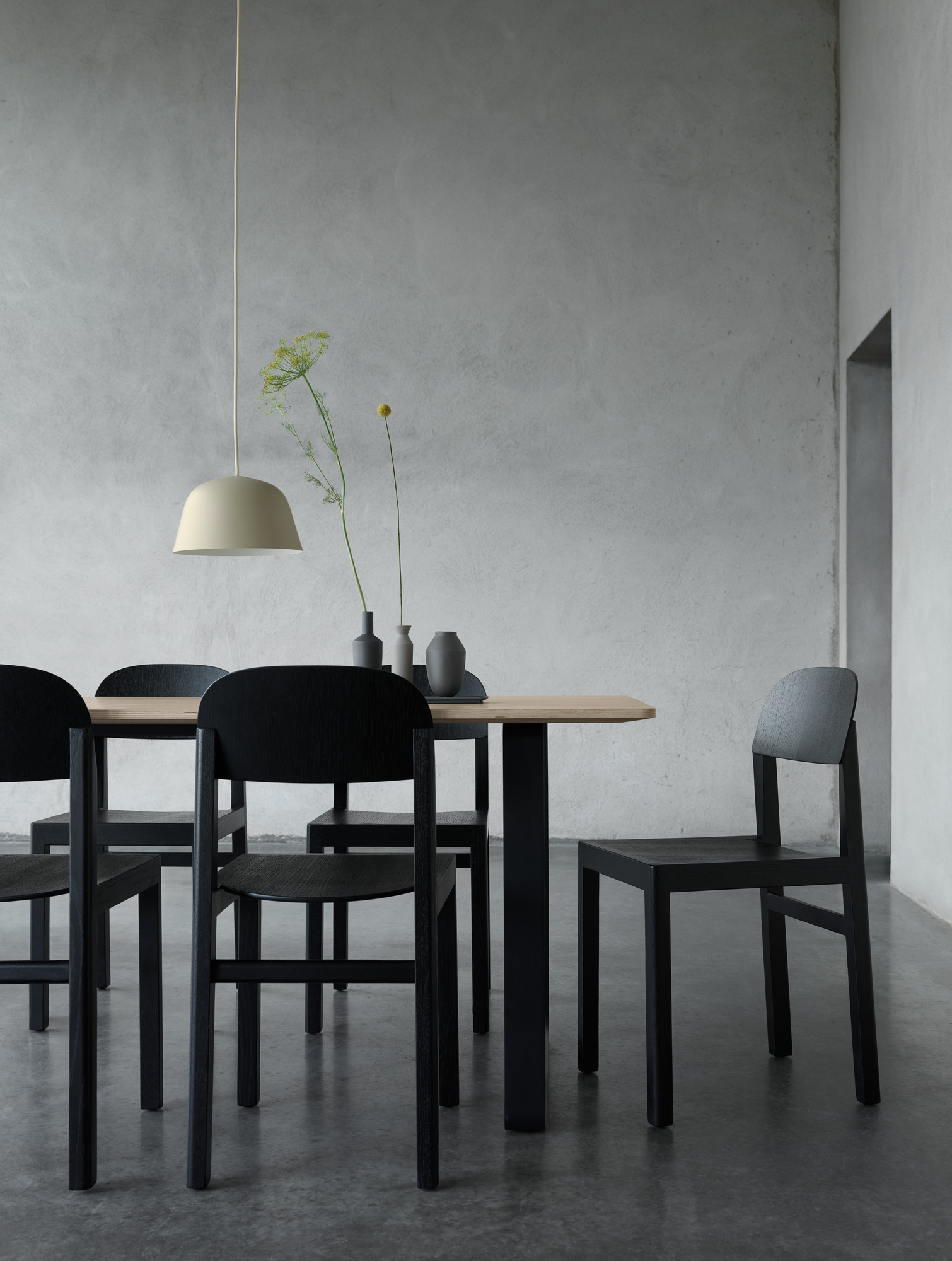 Esstisch-Set: Muuto 70/70 Table Tisch mit schwarzen Stühlen, minimalistisches Design, helle Holzplatte, moderne Esszimmereinrichtung.