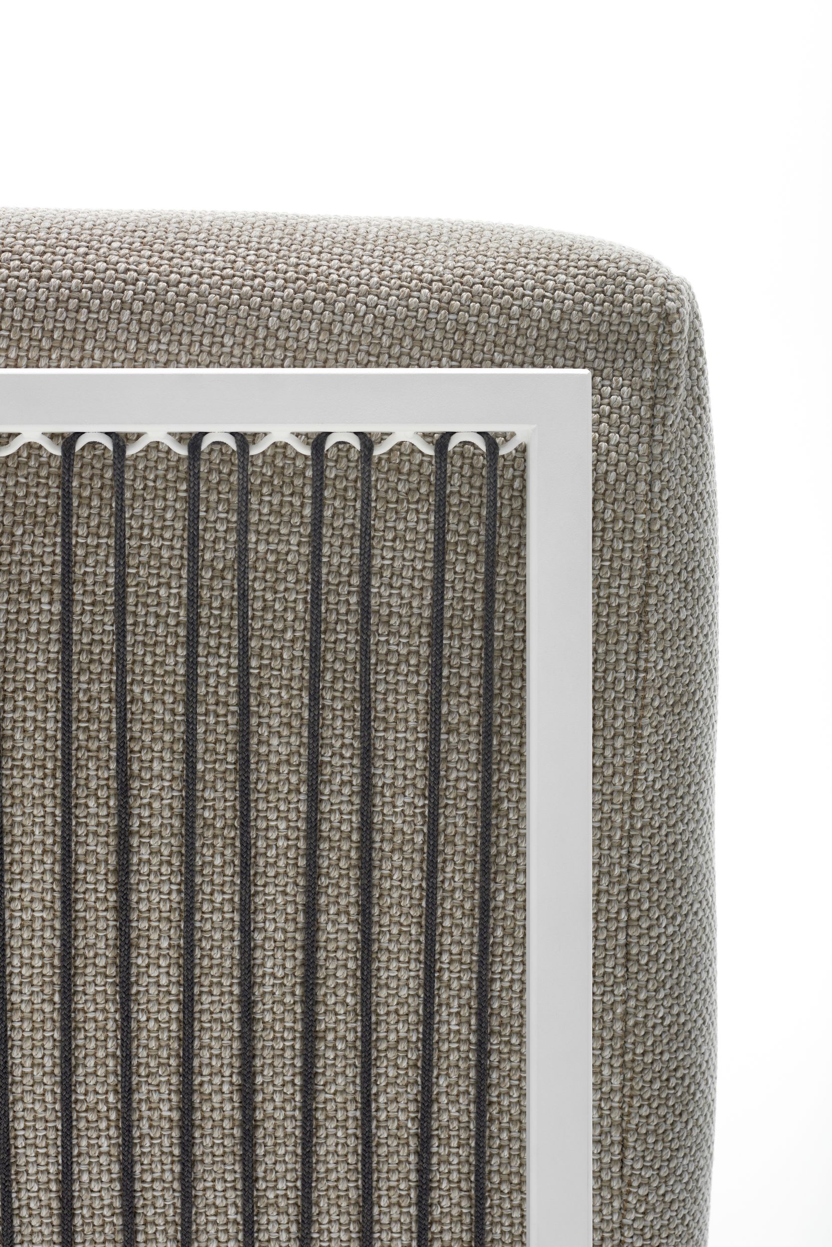 Detailaufnahme des Arpa Outdoor Sofas von MDF Italia: Texturierter Stoffbezug und weiße Rahmenstruktur.