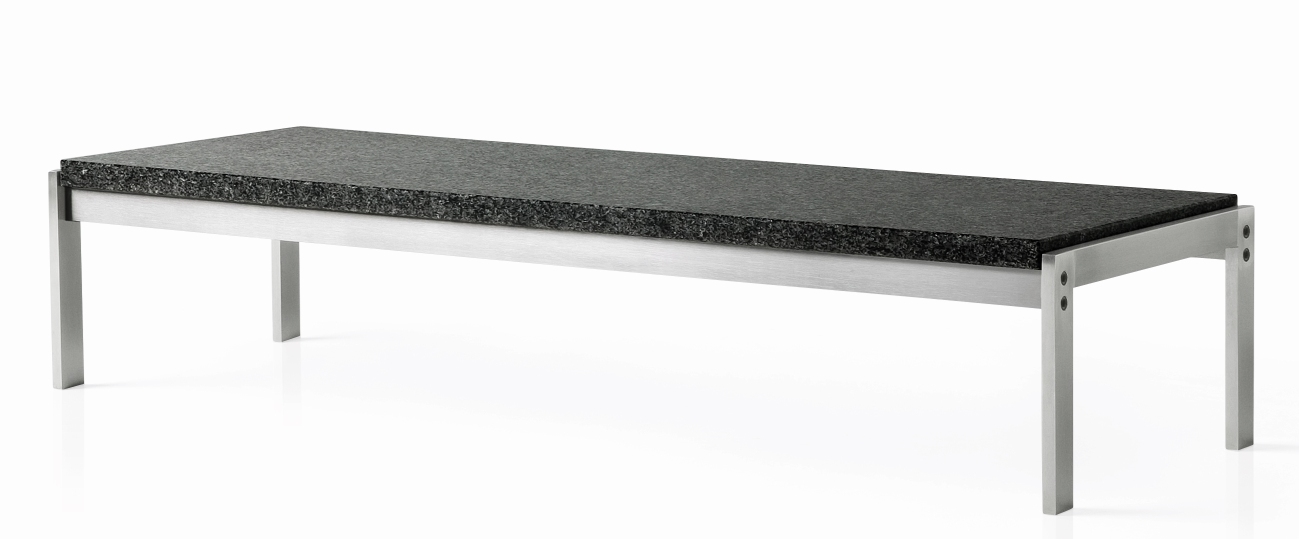 PK62 Couchtisch von Fritz Hansen mit schwarzer Granitplatte und Stahlgestell. Design Couchtische.