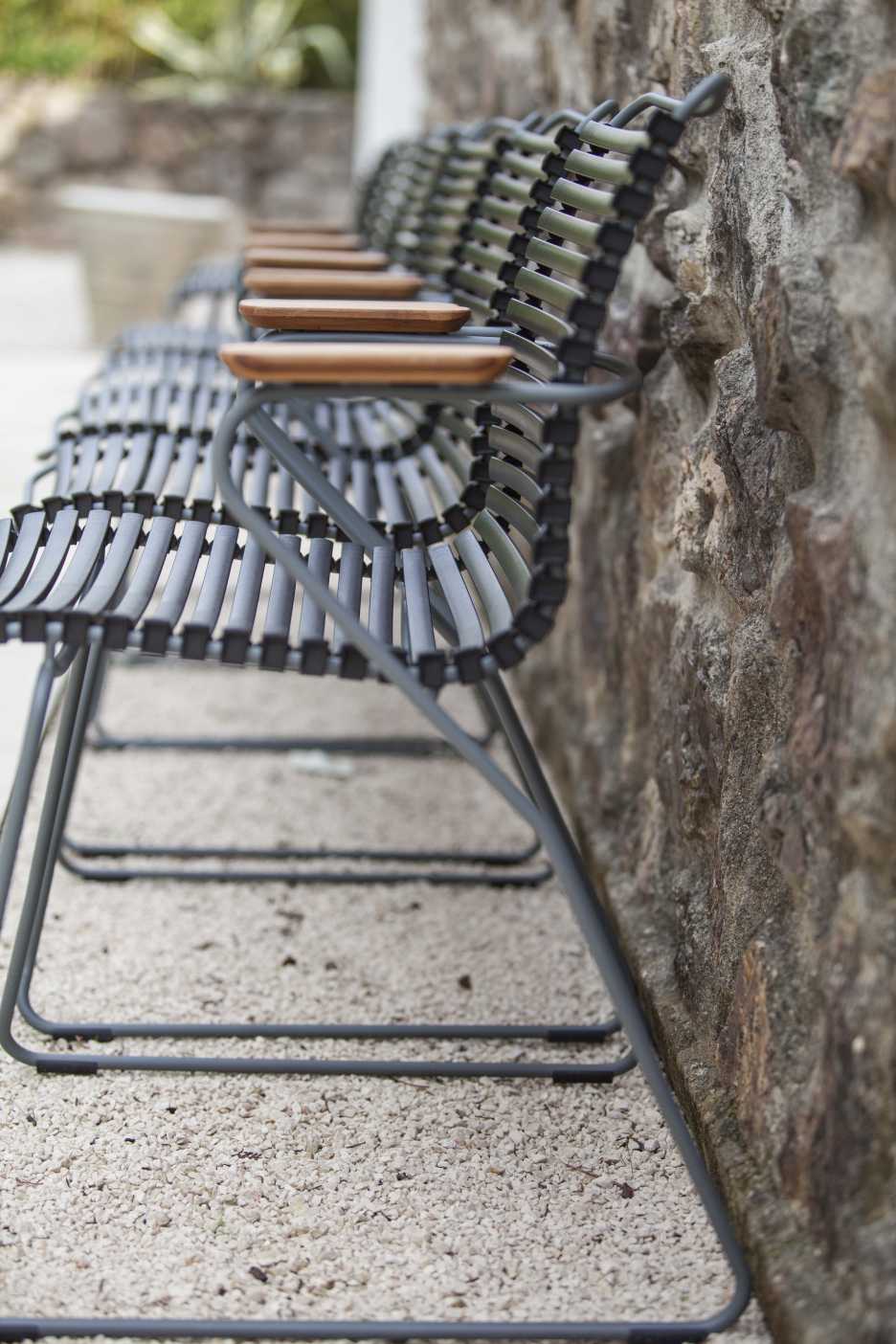 Reihe dunkelgrauer Click Dining Stühle von Houe, Outdoor-Möbel mit Armlehnen aus Holz, Gartenmöbel.