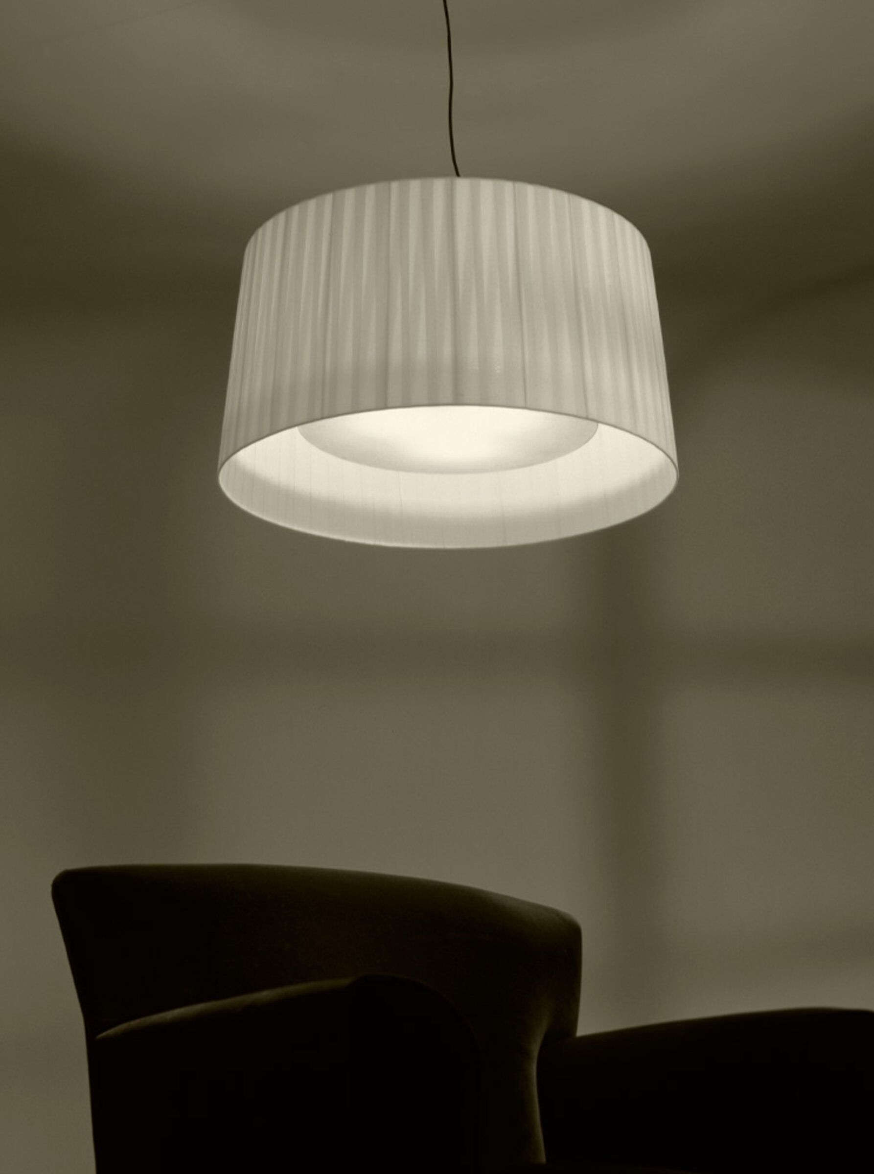 GT7 Pendelleuchte von Santa & Cole, weiße Hängelampe mit plissiertem Lampenschirm und warmem Licht.