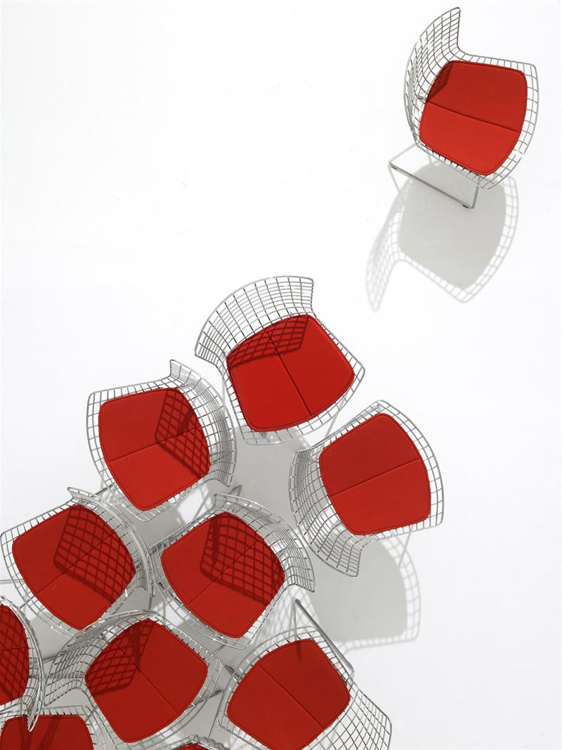 Bertoia Stuhl von Knoll International, Drahtstuhl mit rotem Sitzkissen, modernes Design für Wohnzimmer und Büro.