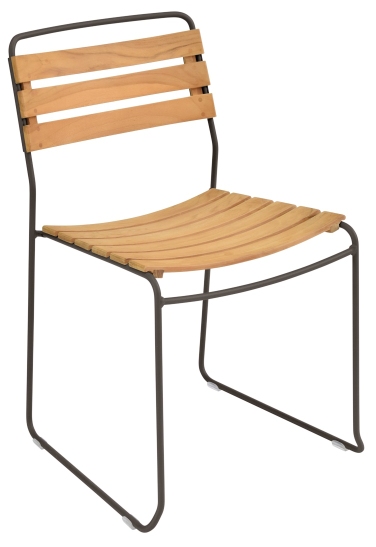 Surprising Teak Chair von Fermob: Moderner Outdoor Stuhl mit Teakholz Sitzfläche und dunklem Metallgestell.