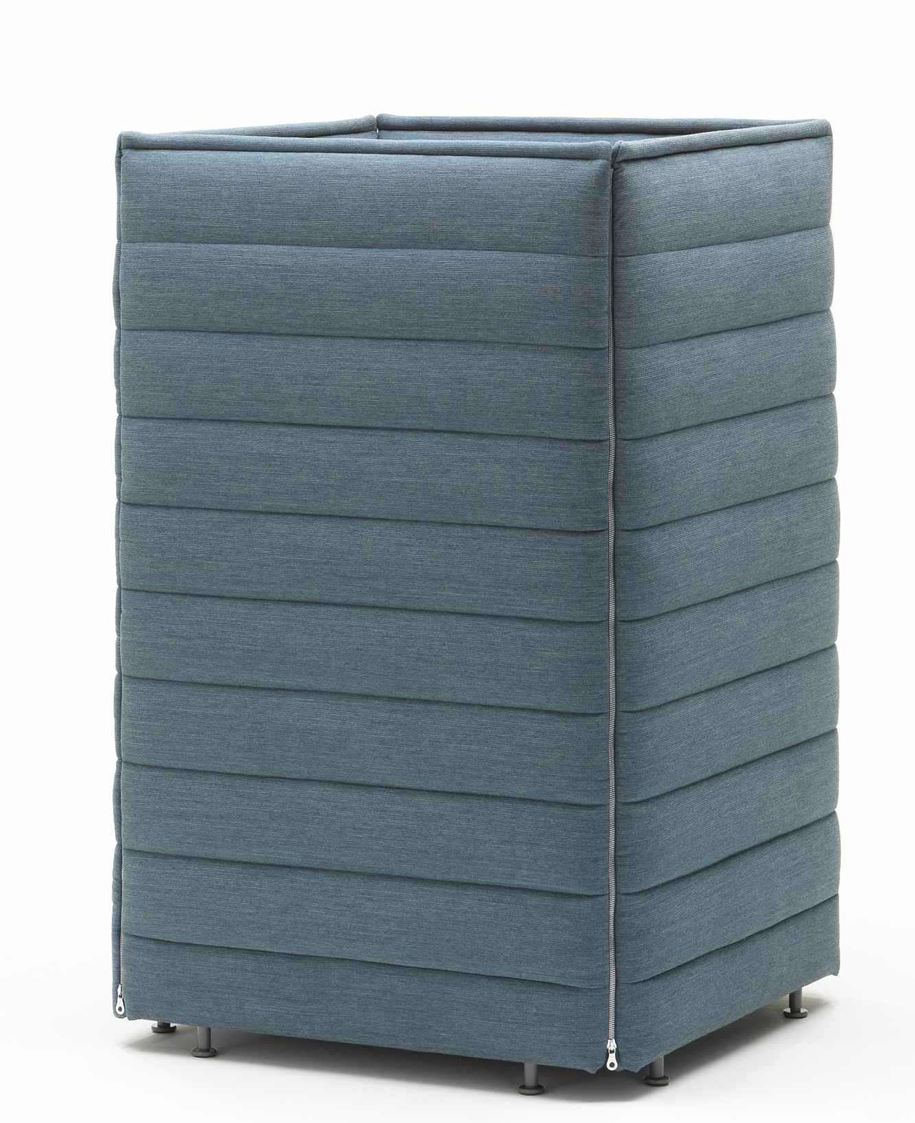 Vitra Alcove Plus Desk Small Schreibtisch mit blauer Stoffverkleidung und Reißverschluss im Detail.