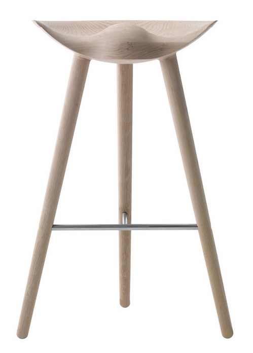 ML42 Barhocker von Audo, skandinavisches Design, aus hellem Holz mit drei Beinen und Fußstütze.