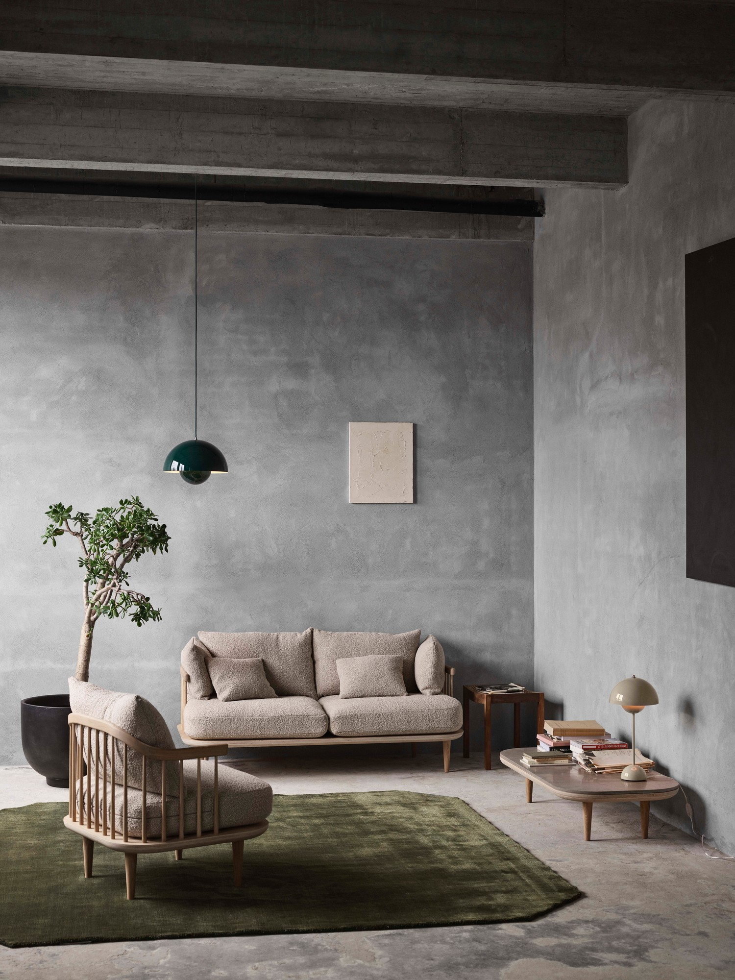 Fly Lounge Sofa 2-Sitzer von AndTradition mit Eiche Gestell und beigem Stoffbezug in Wohnraum.