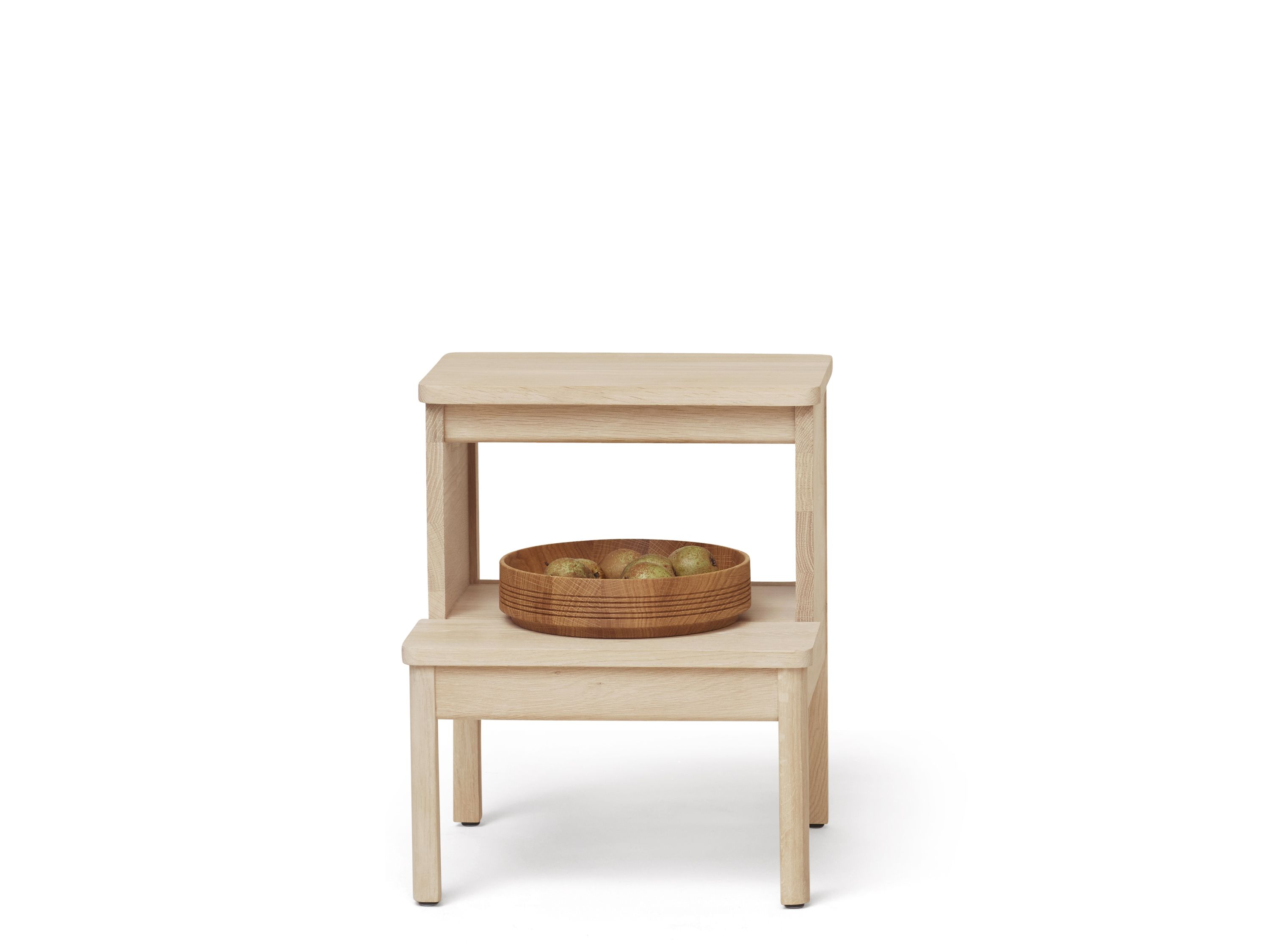 A Line Steighocker von Form & Refine aus hellem Holz mit Obstschale auf der unteren Stufe.