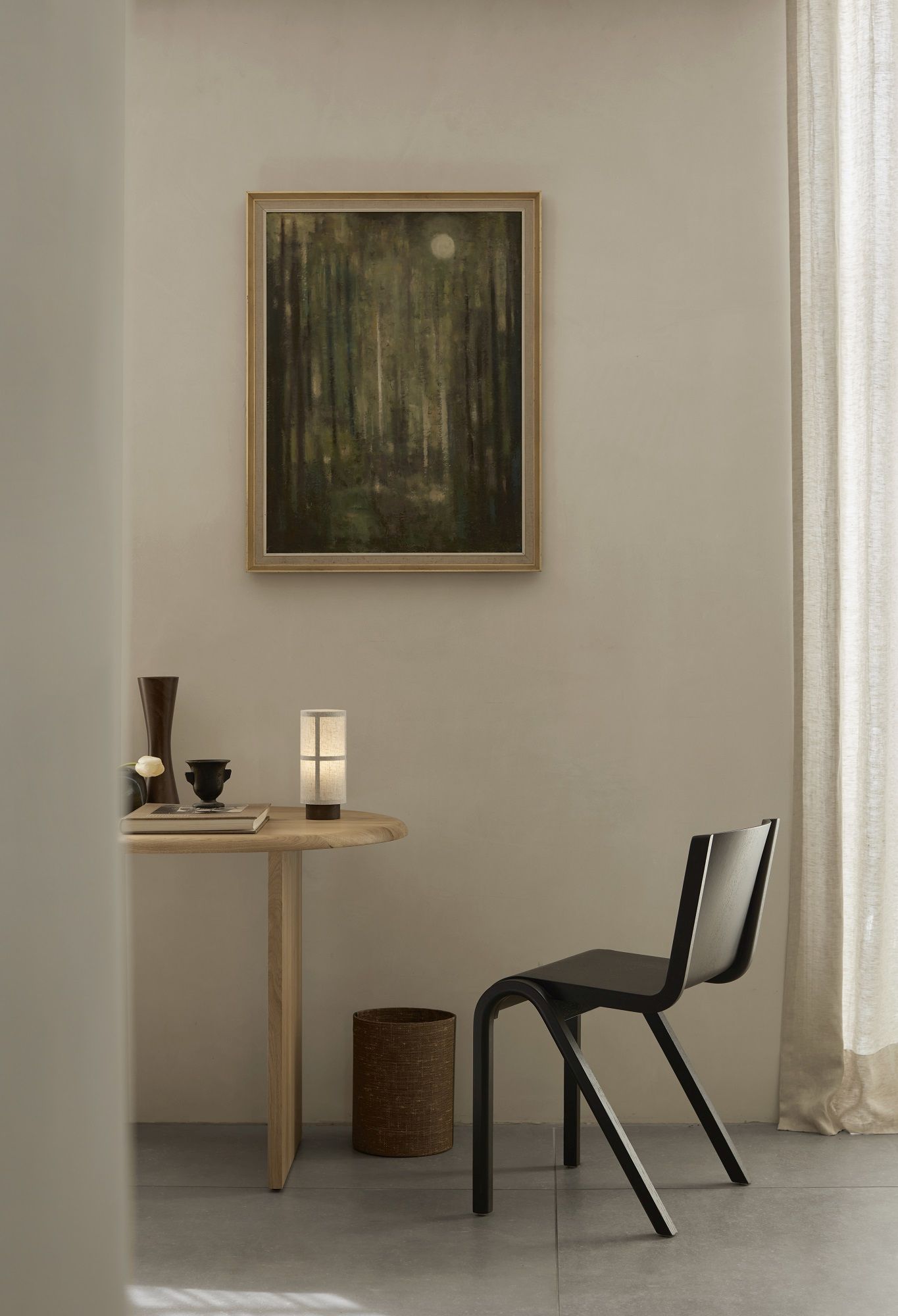 Schwarzer Ready Dining Chair Holzstuhl von Audo Copenhagen neben einem Holztisch mit Lampe und Dekoration.