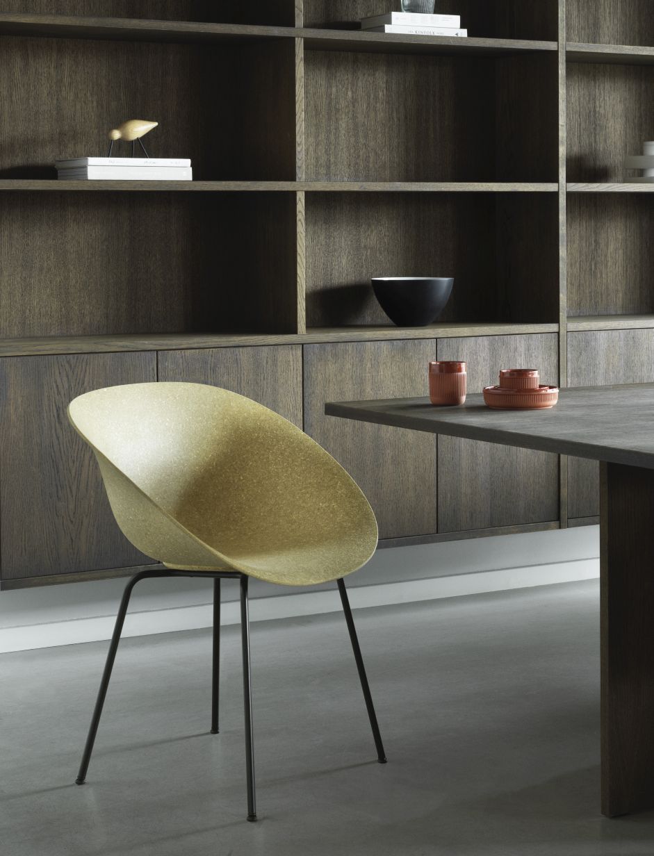 Nahaufnahme des Normann Copenhagen Mat Armchair Stuhls mit Stahlgestell in modernem Interieur.