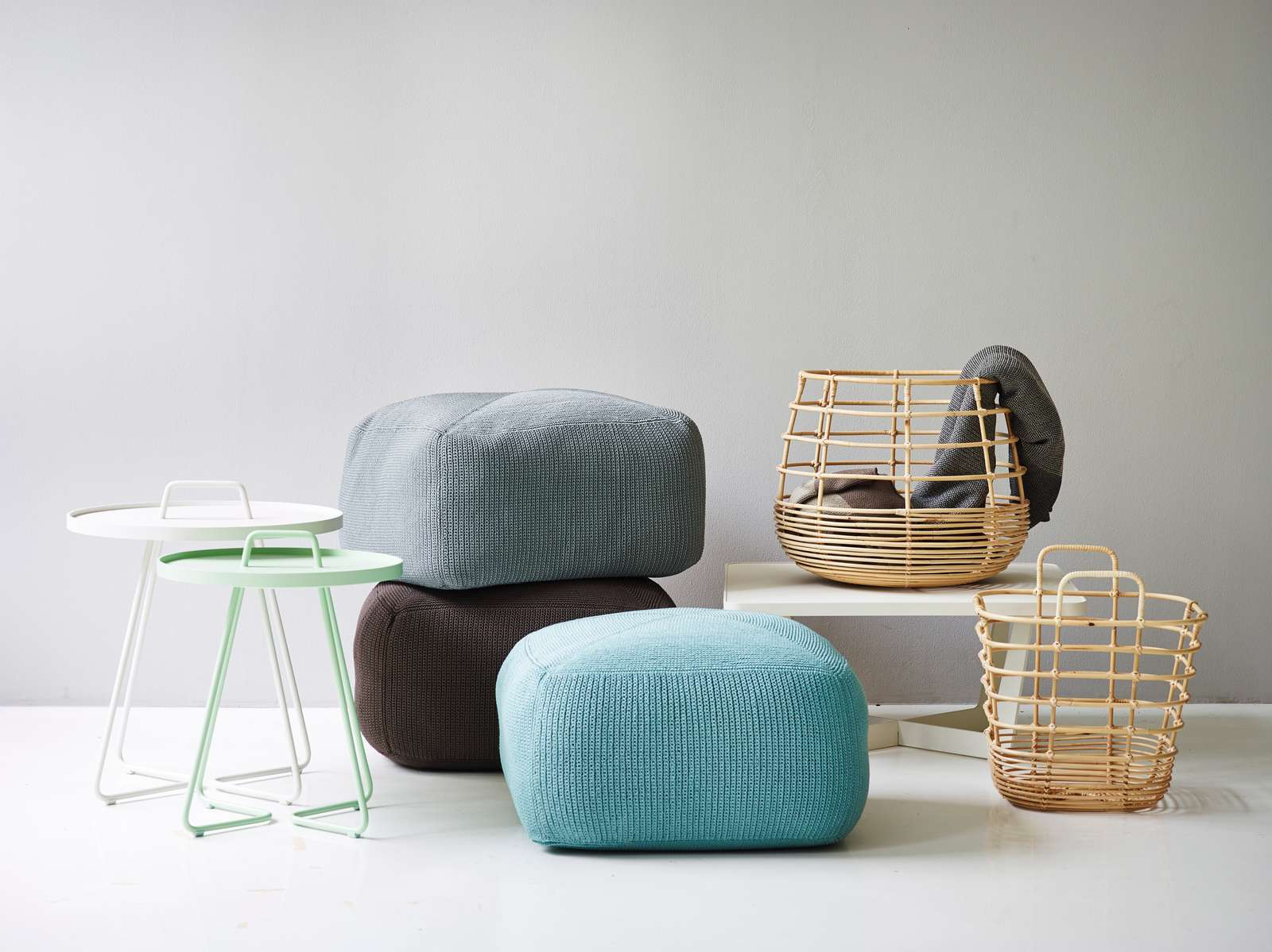 Divine Outdoor Hocker von Cane-Line in verschiedenen Farben und Rattan-Körbe für den Außenbereich.
