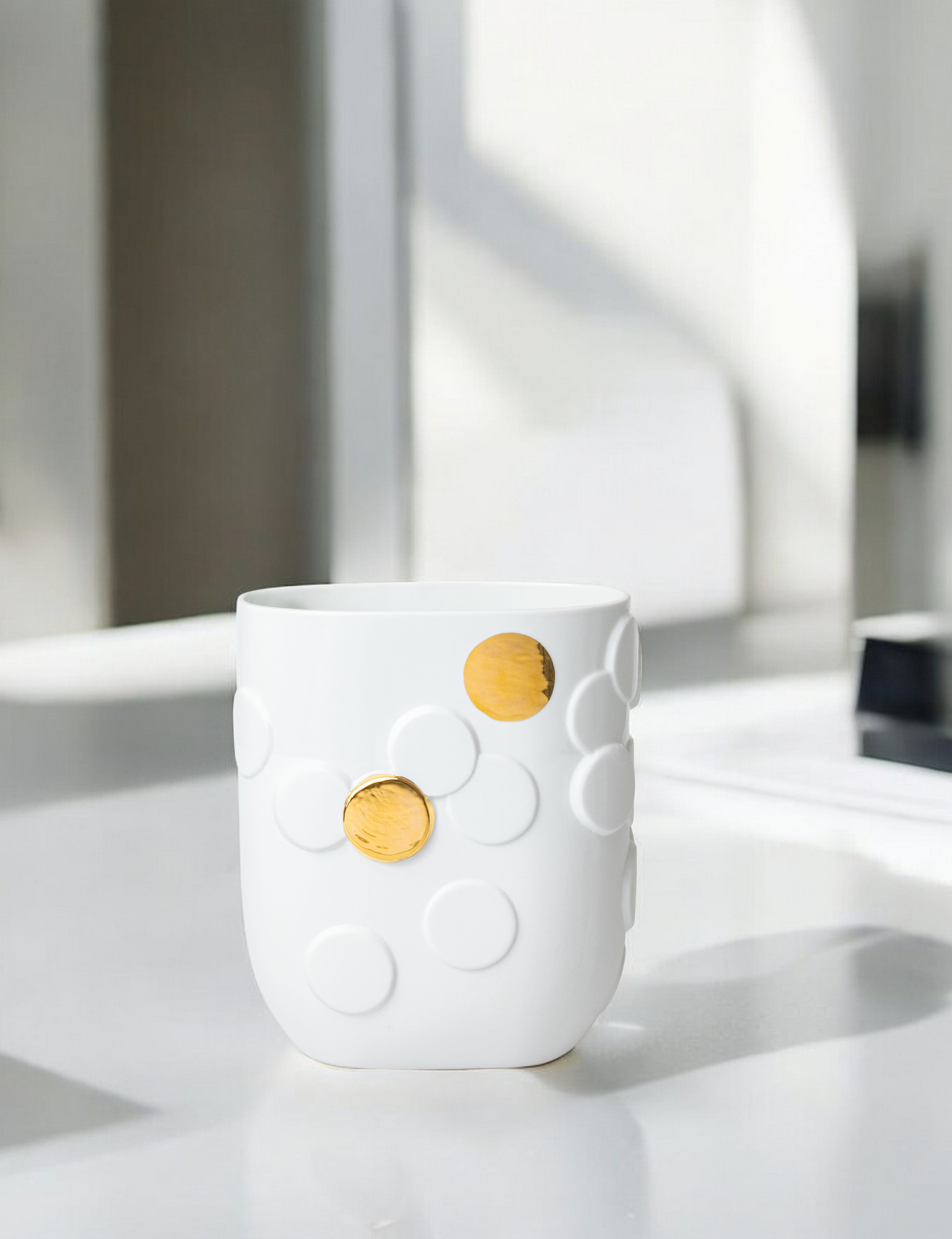 Weiße Räder Vase mit Goldpunkten, moderne Blumenvase für stilvolle Dekoration im Wohnzimmer.
