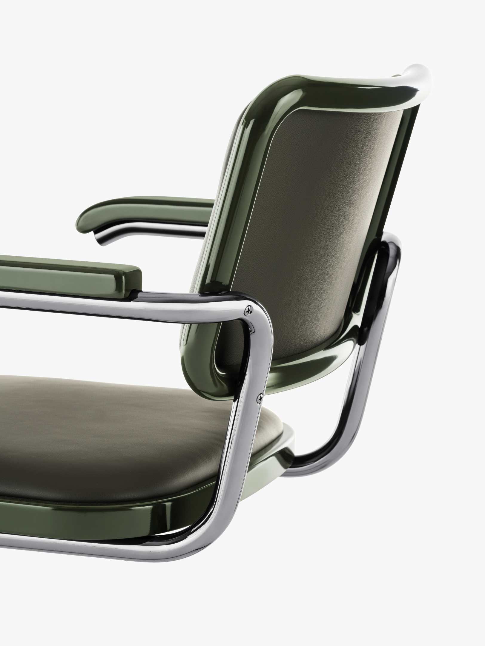 Detailaufnahme des JS. Thonet S 64 P Freischwinger Stuhls mit grünem Leder und verchromtem Stahlrohr.