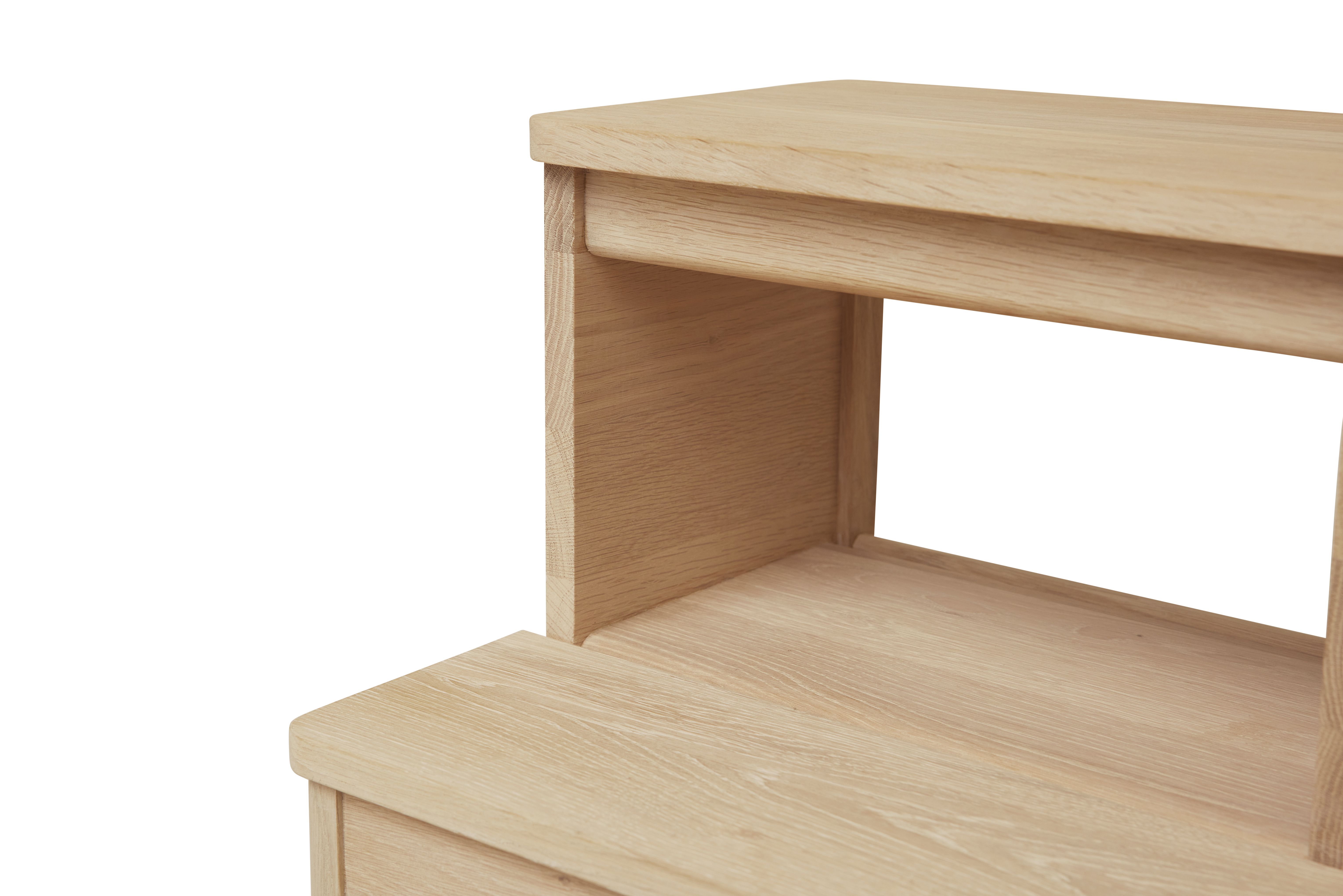 Detailaufnahme A Line Steighocker von Form & Refine, Eiche weiß geölt, zwei Stufen.