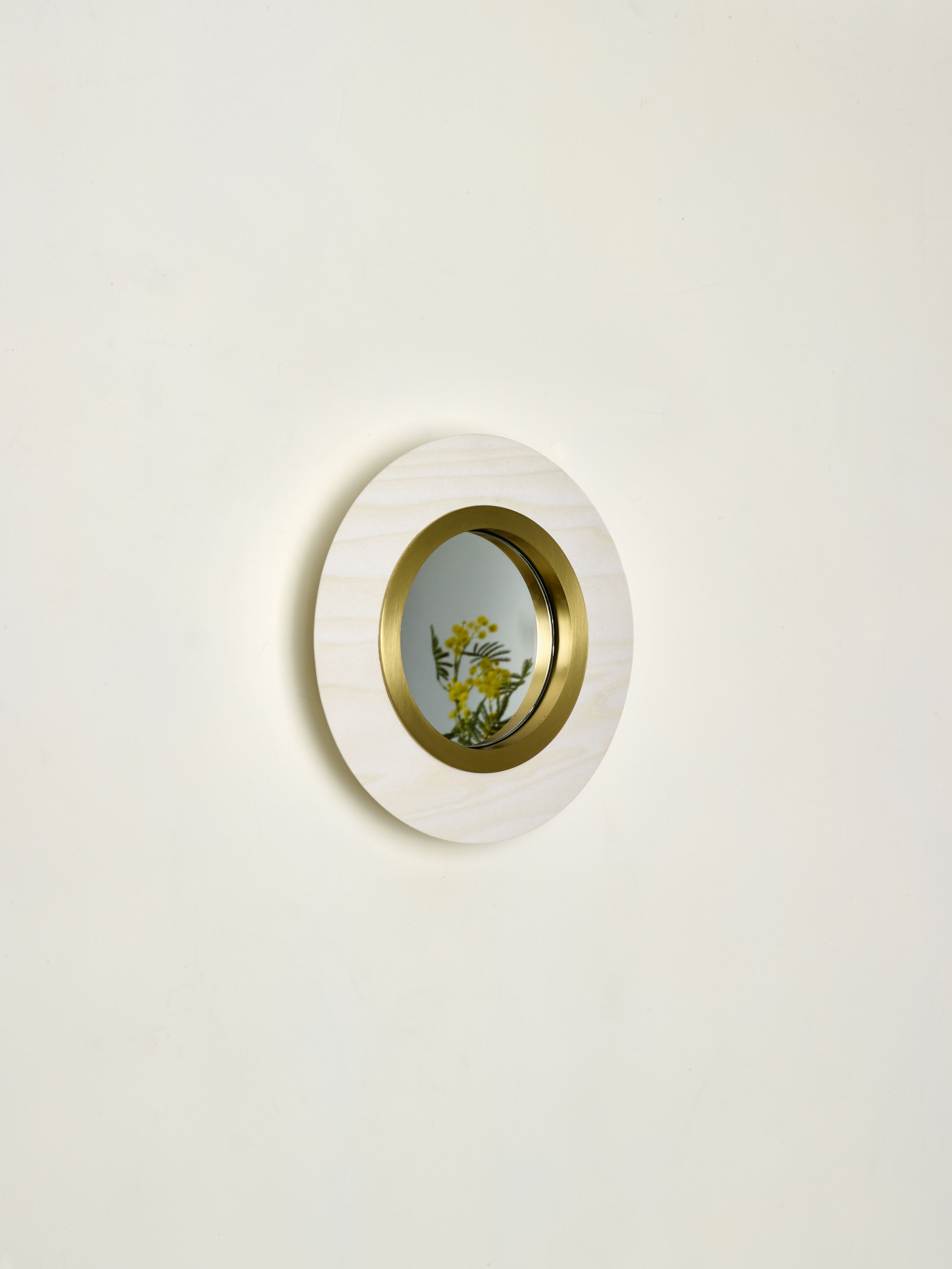 Lens LED Wandleuchte von LZF Lamps: Runde Wandlampe mit goldenem Metallring, modernes Design.