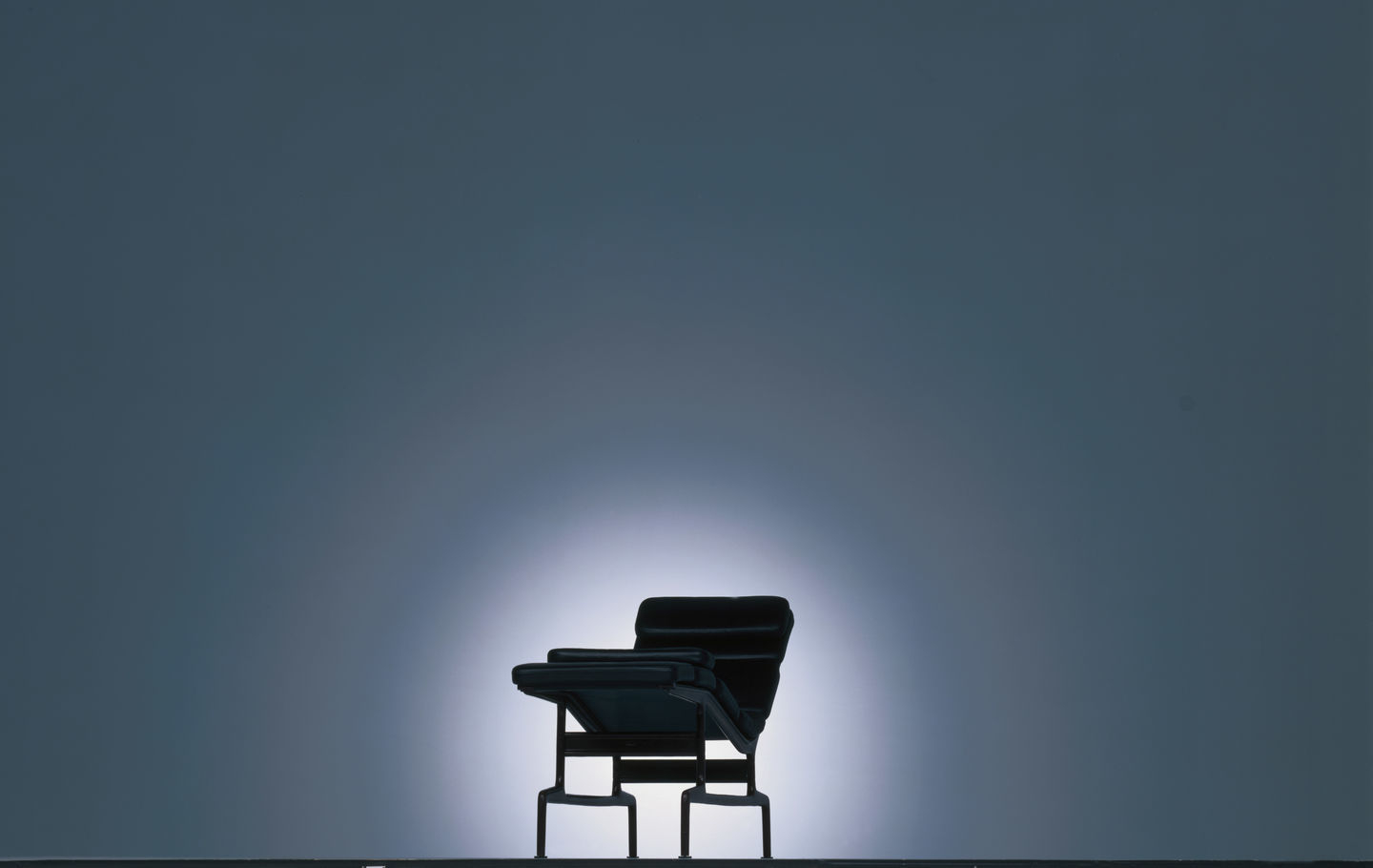 Vitra Soft Pad Chaise ES 106 Liege, moderne Designliege mit schwarzem Lederbezug und Stahlgestell.