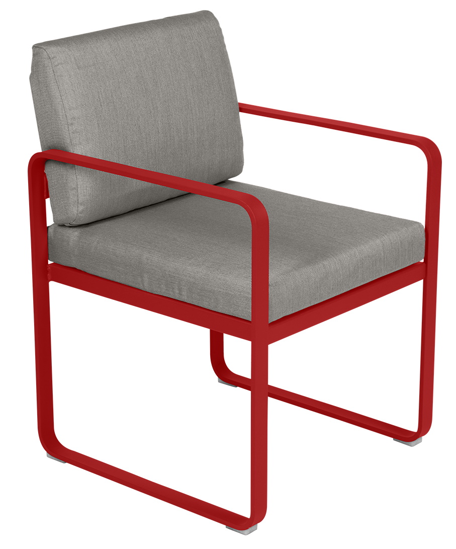 Bellevie Sessel von Fermob für den Außenbereich, rotes Gestell und graue Polsterung, bequemer Gartensessel.