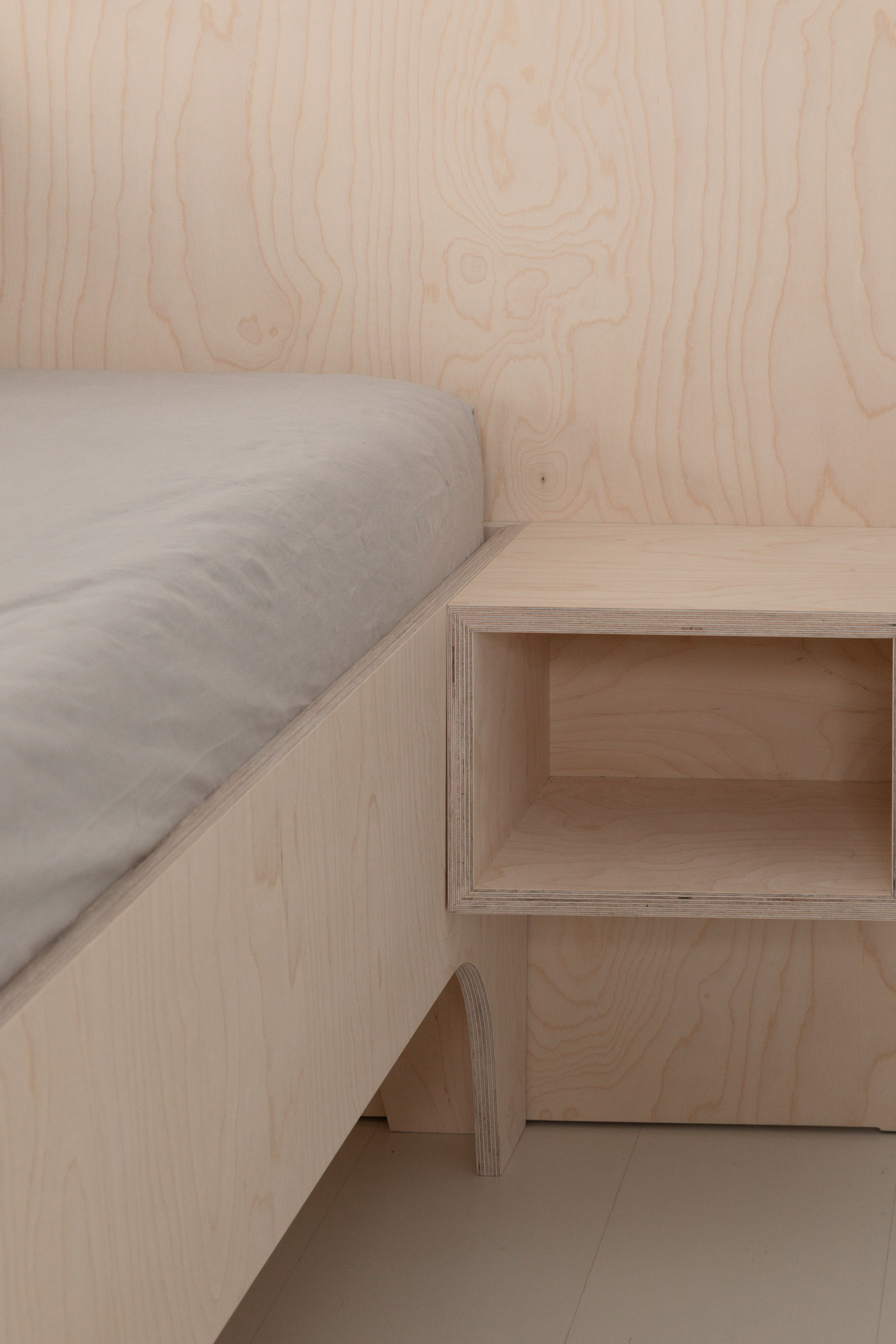 VALENTINA Bett 180x200 cm aus hellem Holz mit integriertem Nachttisch und Ablagefach.