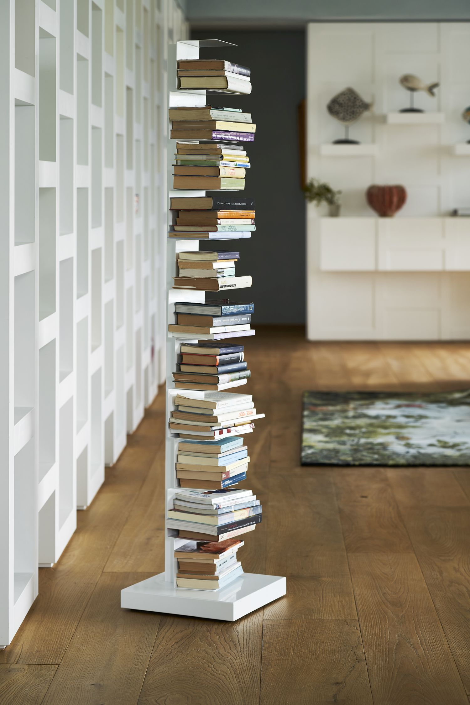 Freistehendes Ptolomeo Bücherregal von Opinion Ciatti in Weiß, gefüllt mit Büchern im modernen Wohnzimmer.