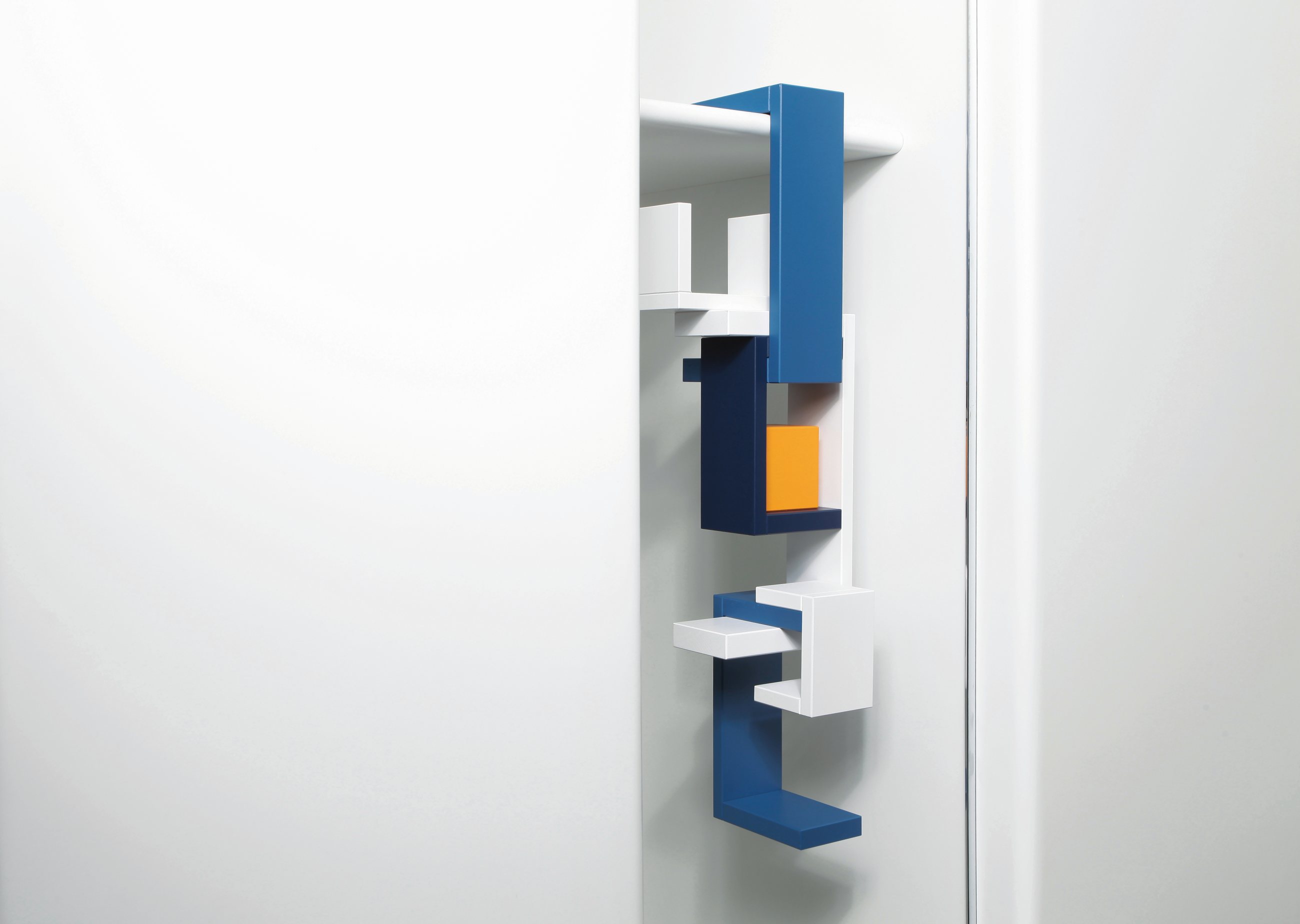 Bauhaus Corus Steckspiel von Naef Spiele AG: Buntes Holzspielzeug mit blauen, weißen und orangen Elementen.