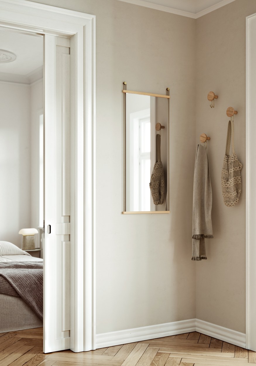 Suspended Mirror Large von Woud an einer Wand im Schlafzimmer, skandinavisches Design.